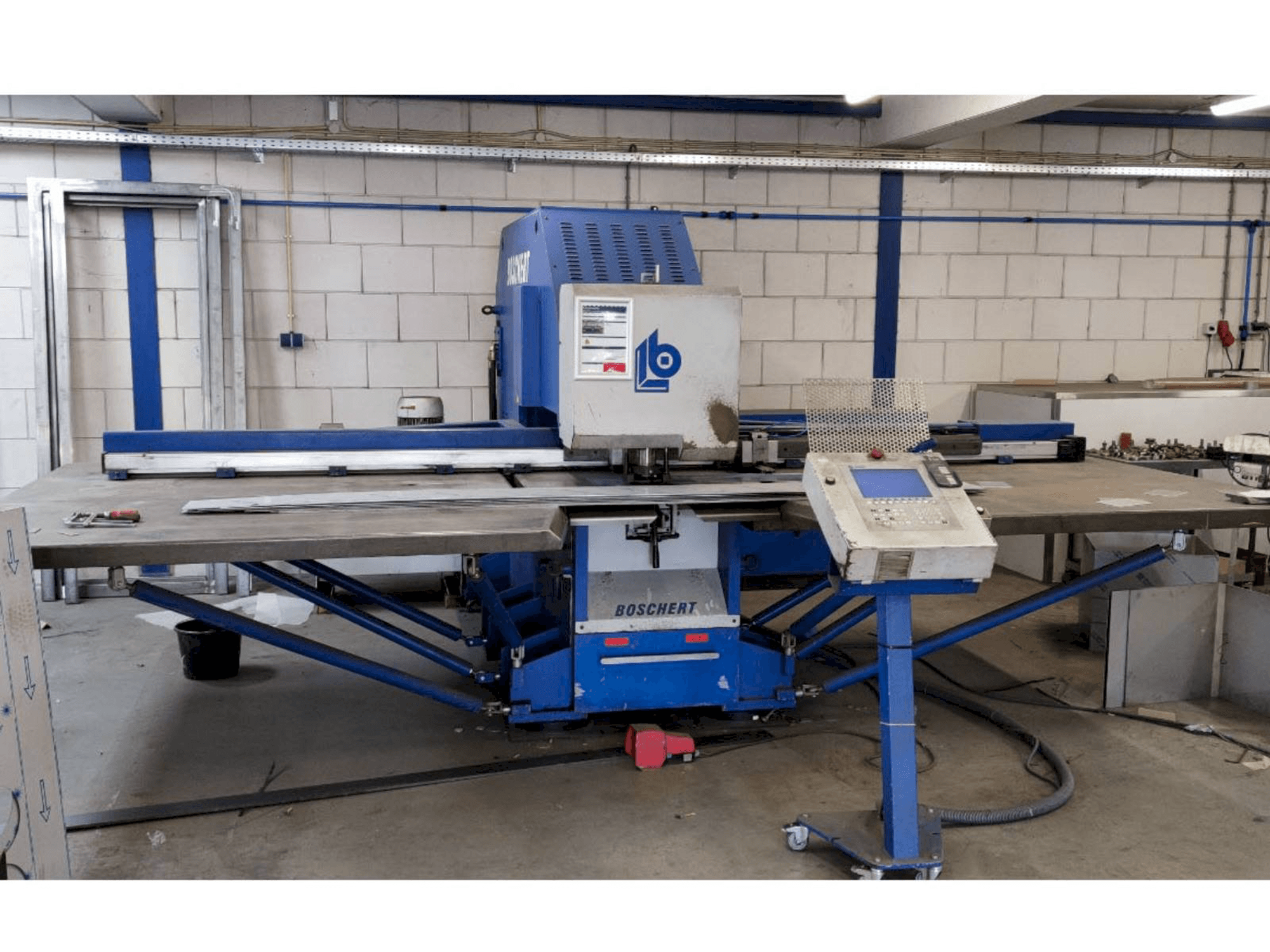 Čelní pohled na Boschert EL 1000 CNC Z stroj