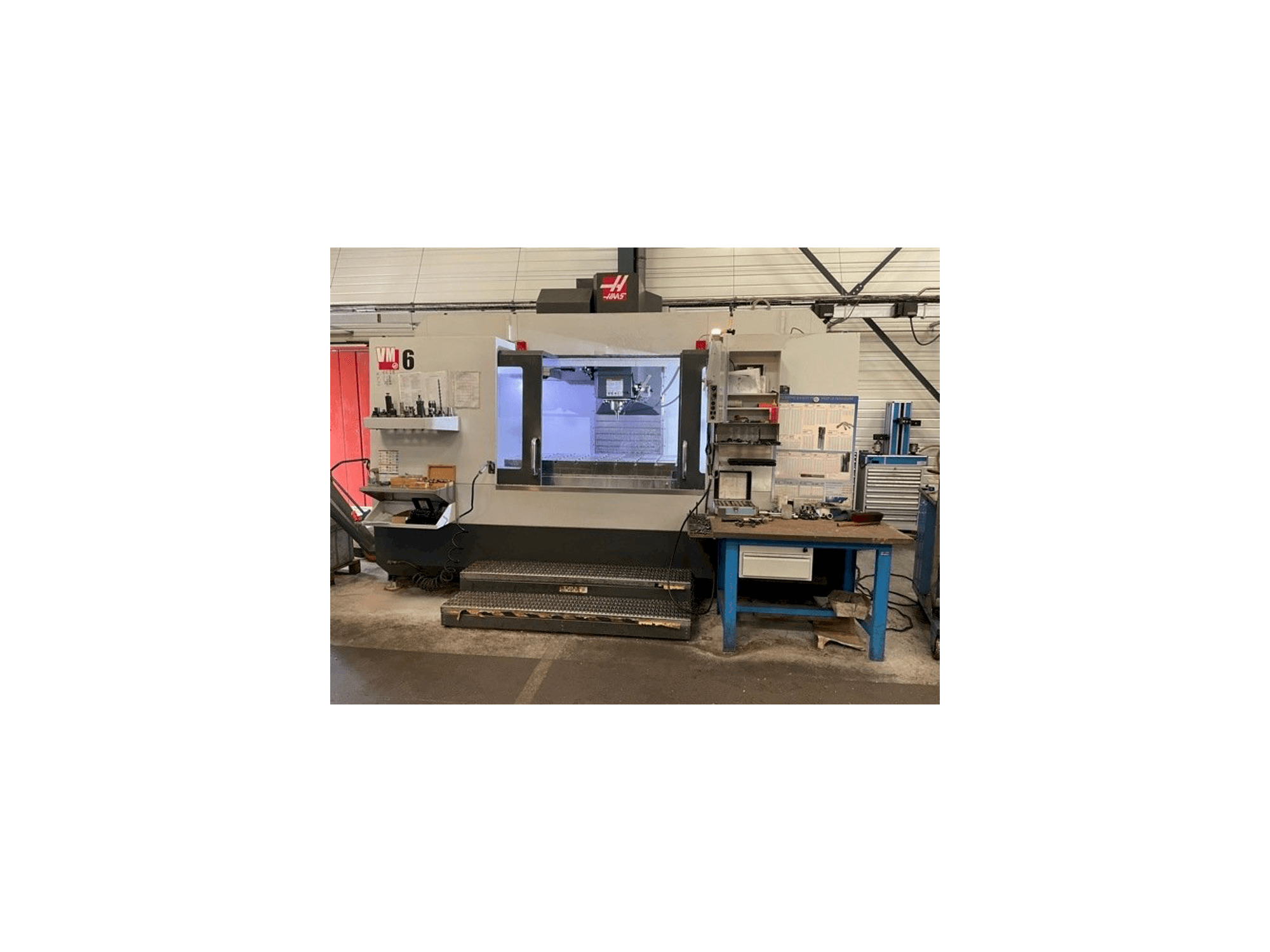 Čelní pohled na HAAS VM-6 stroj