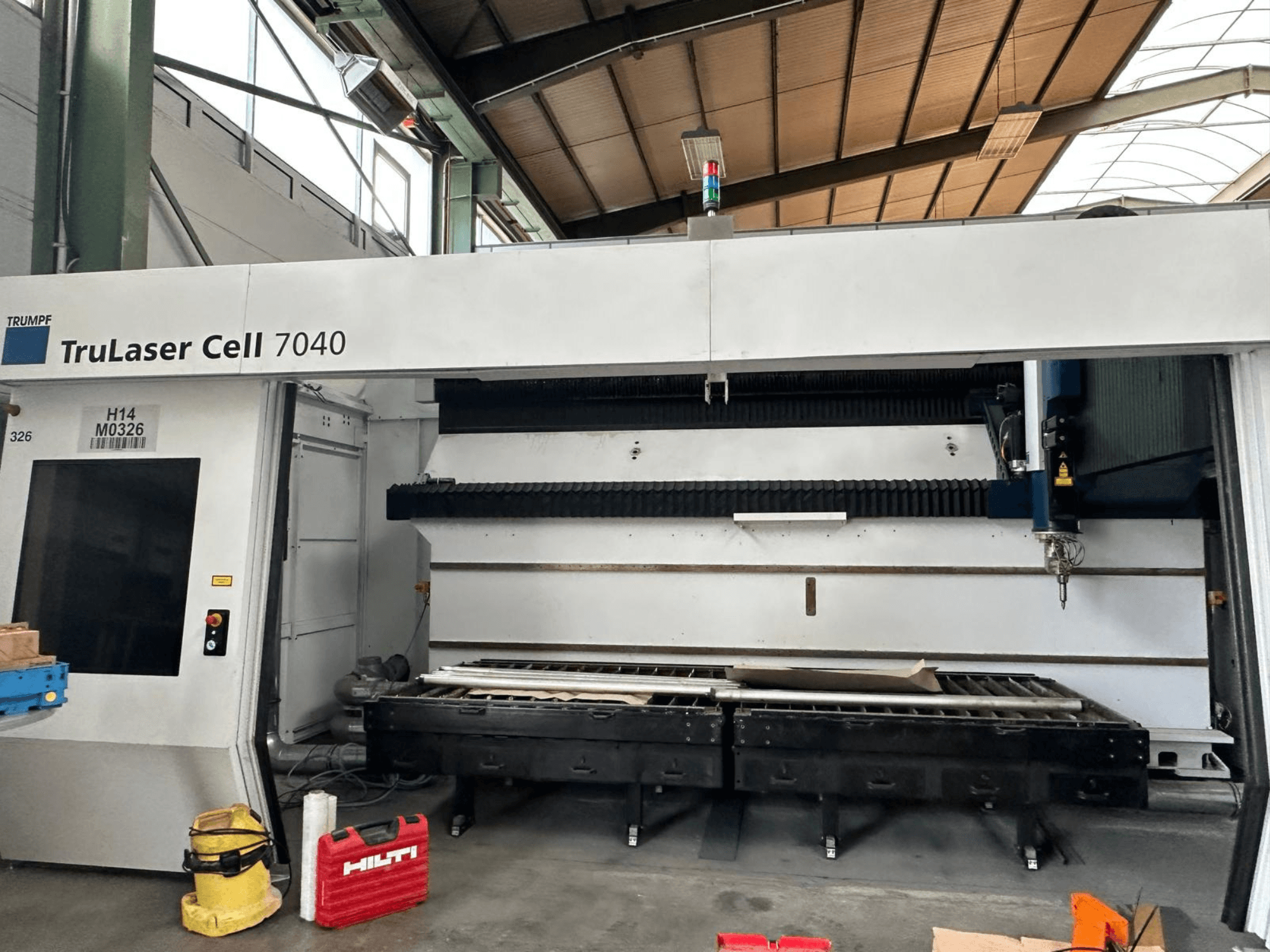 Laserový řezací stroj TRUMPF TruLaser Cell 7040 s CO₂ v čelním pohledu, na kterém je vidět ovládací panel a řezací plocha.