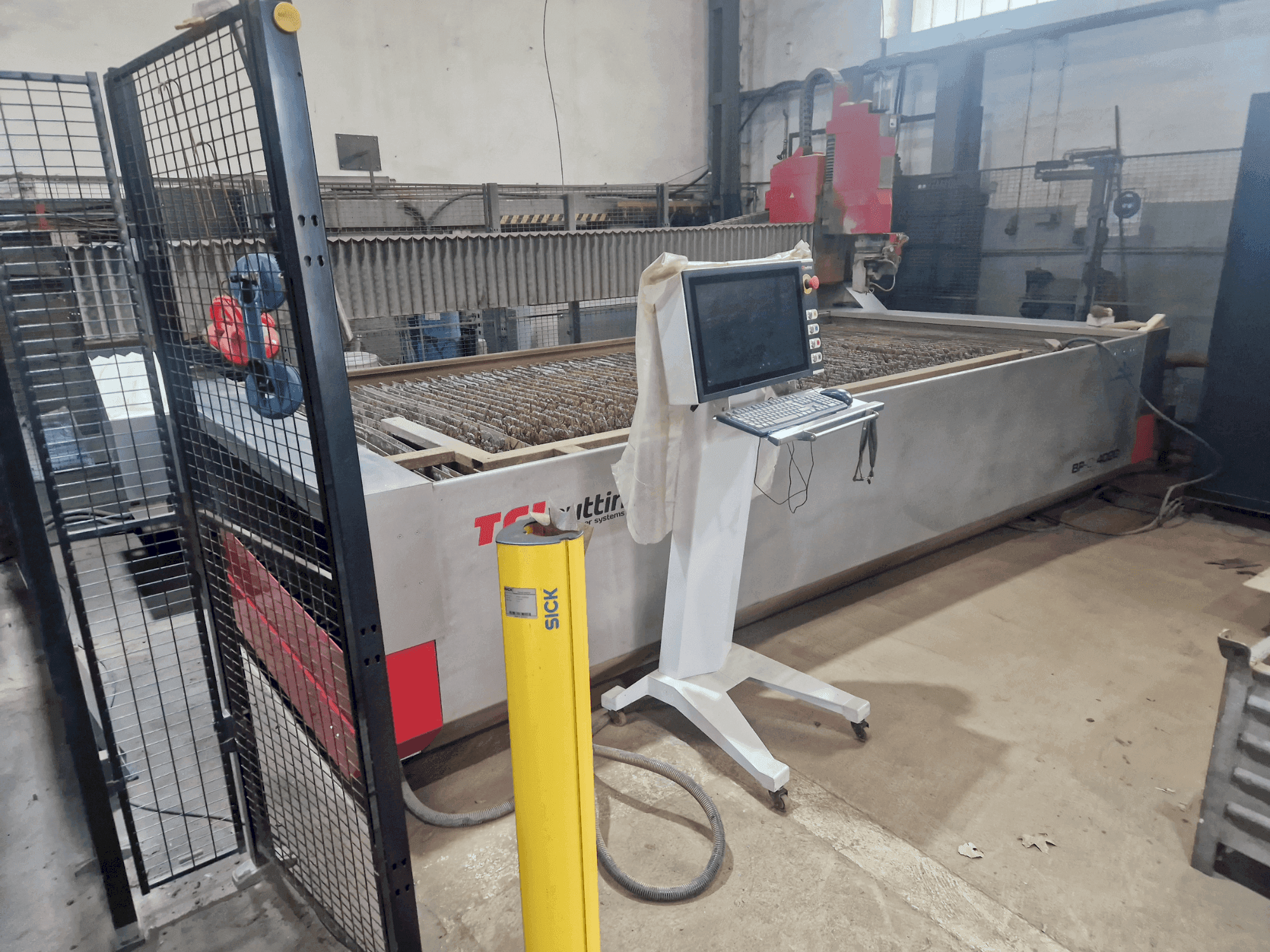 Čelní pohled na TCI BP-C 4020 5X stroj