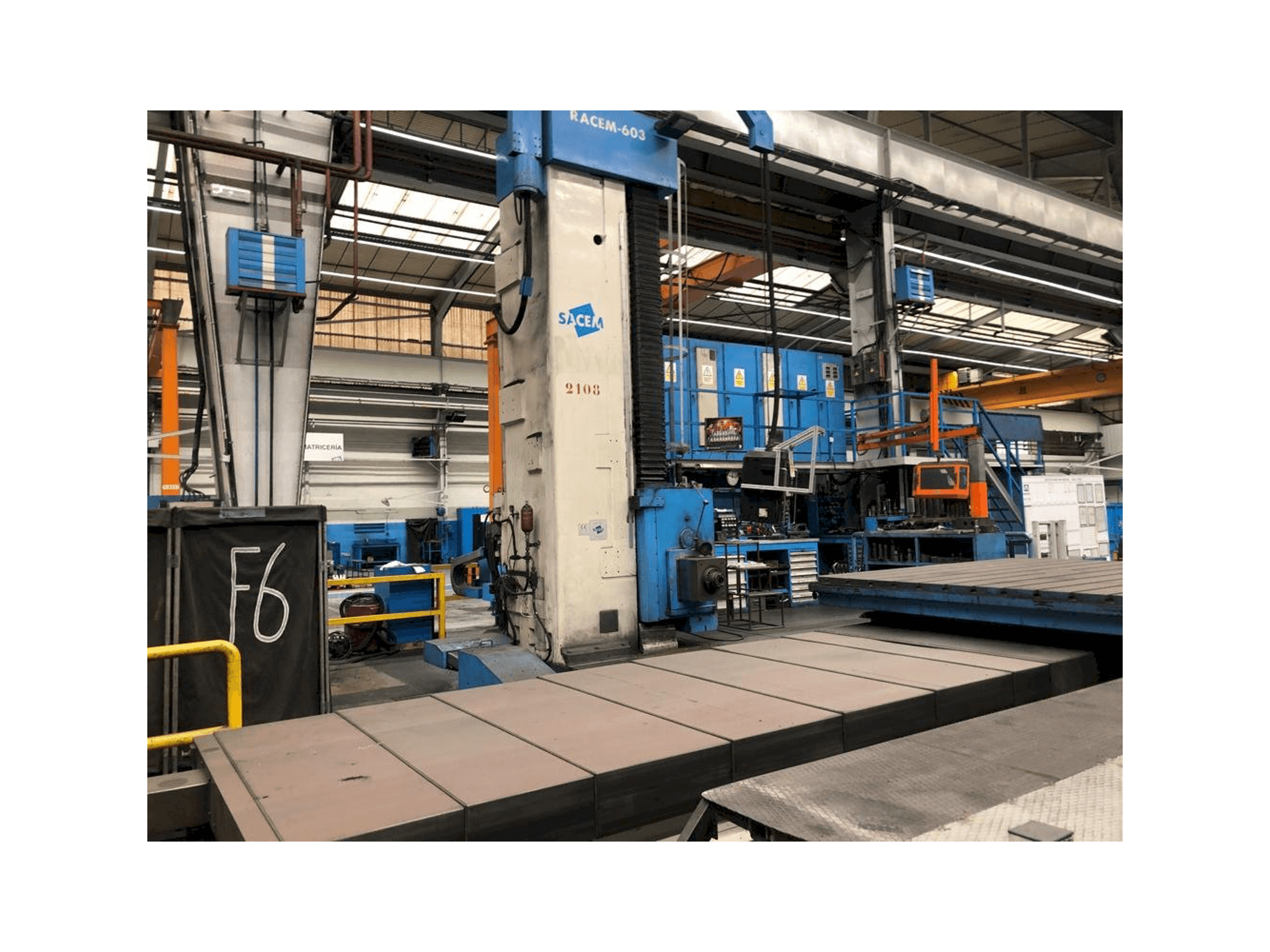 Čelní pohled na Sacem Racem-603 stroj