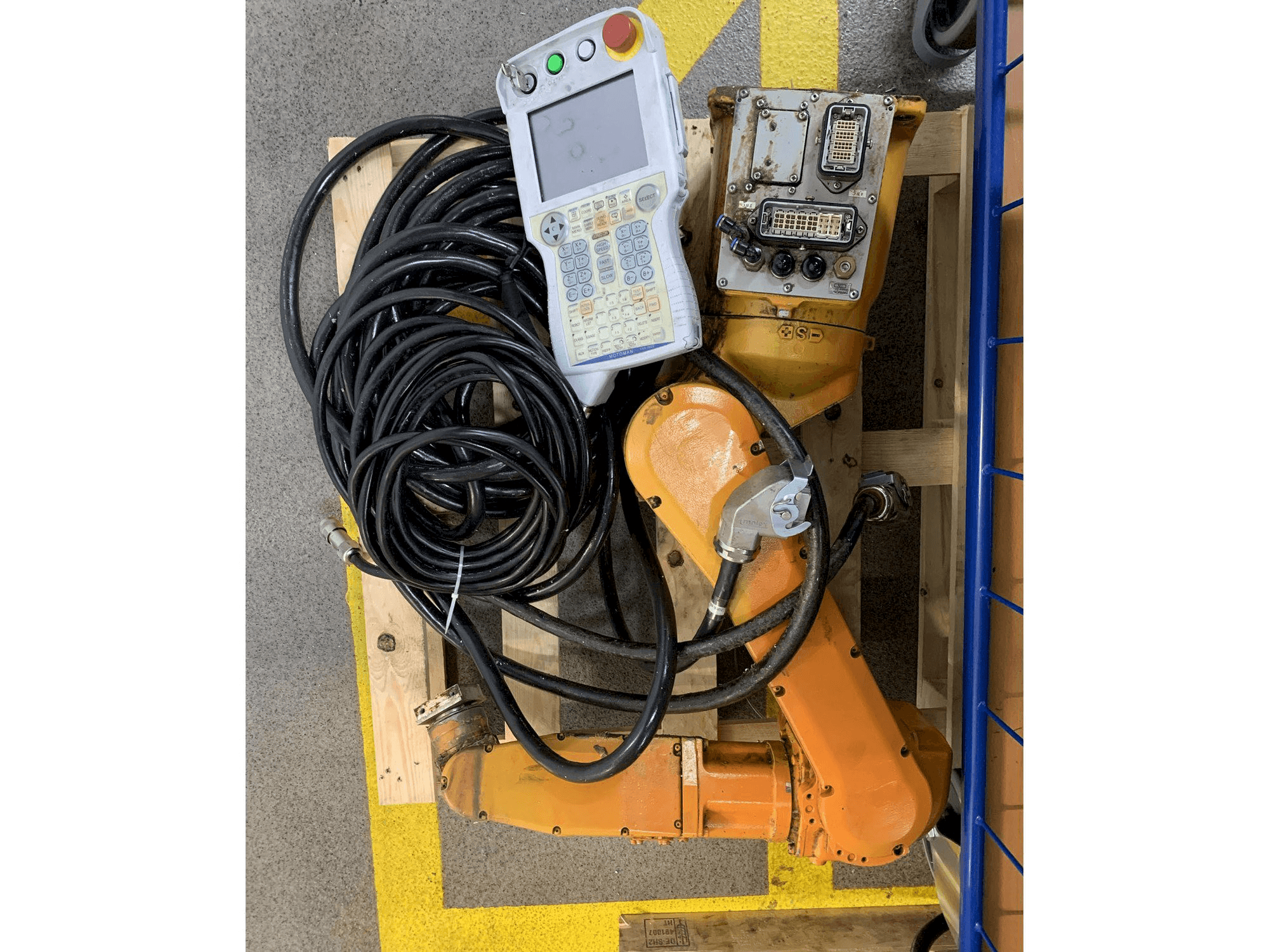 Čelní pohled na Yaskawa Motoman YR-MH005LS-A12 stroj