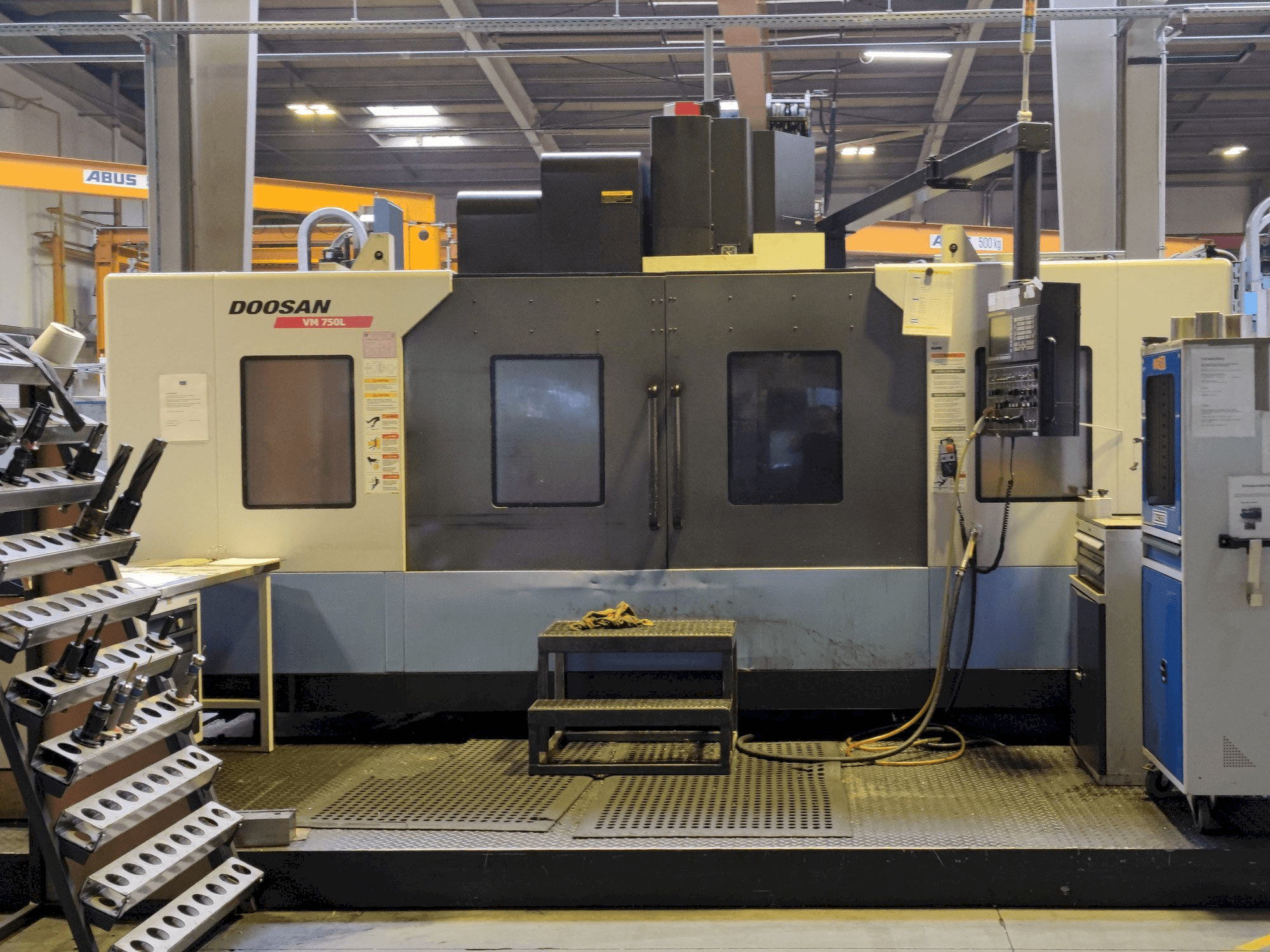 Čelní pohled na Doosan VM 750L stroj