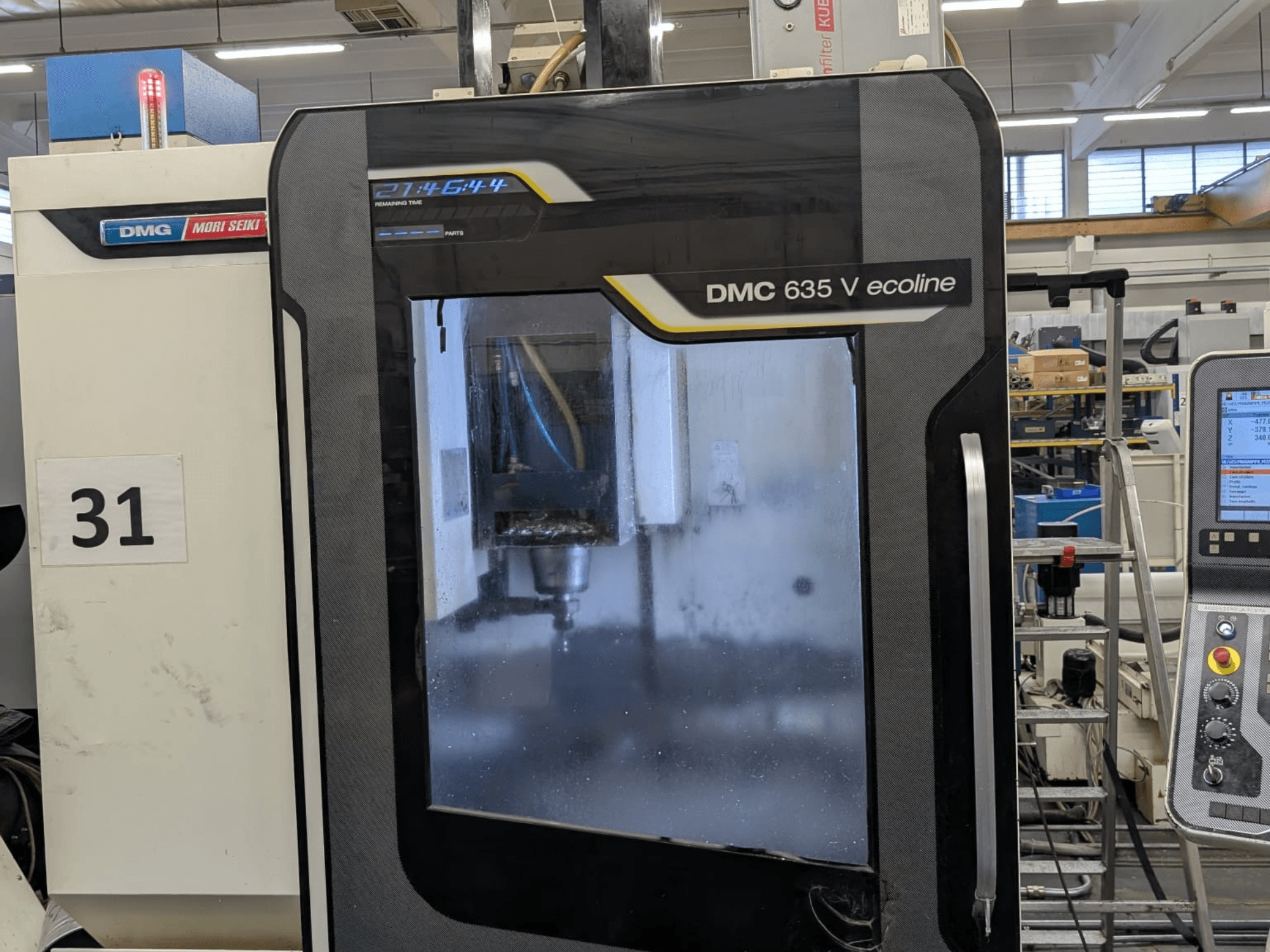 Vertikální obráběcí centrum DMG Mori Seiki DMC 635V ecoline, pohled zepředu na ovládací panel a viditelný obráběcí prostor.