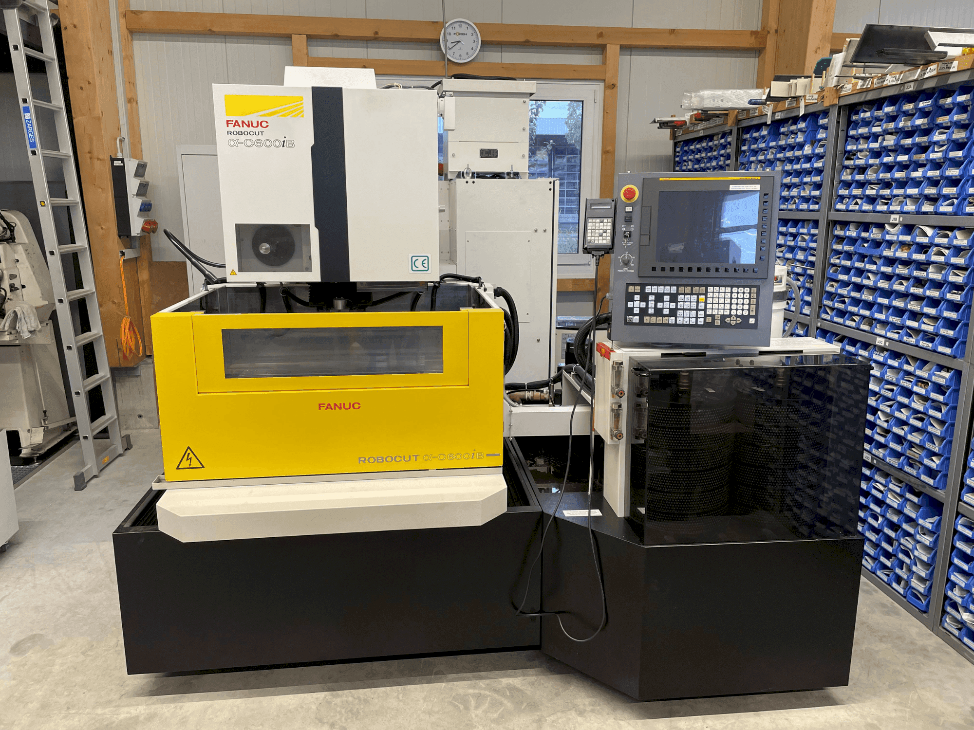 Čelní pohled na FANUC Robocut alpha iB600 stroj