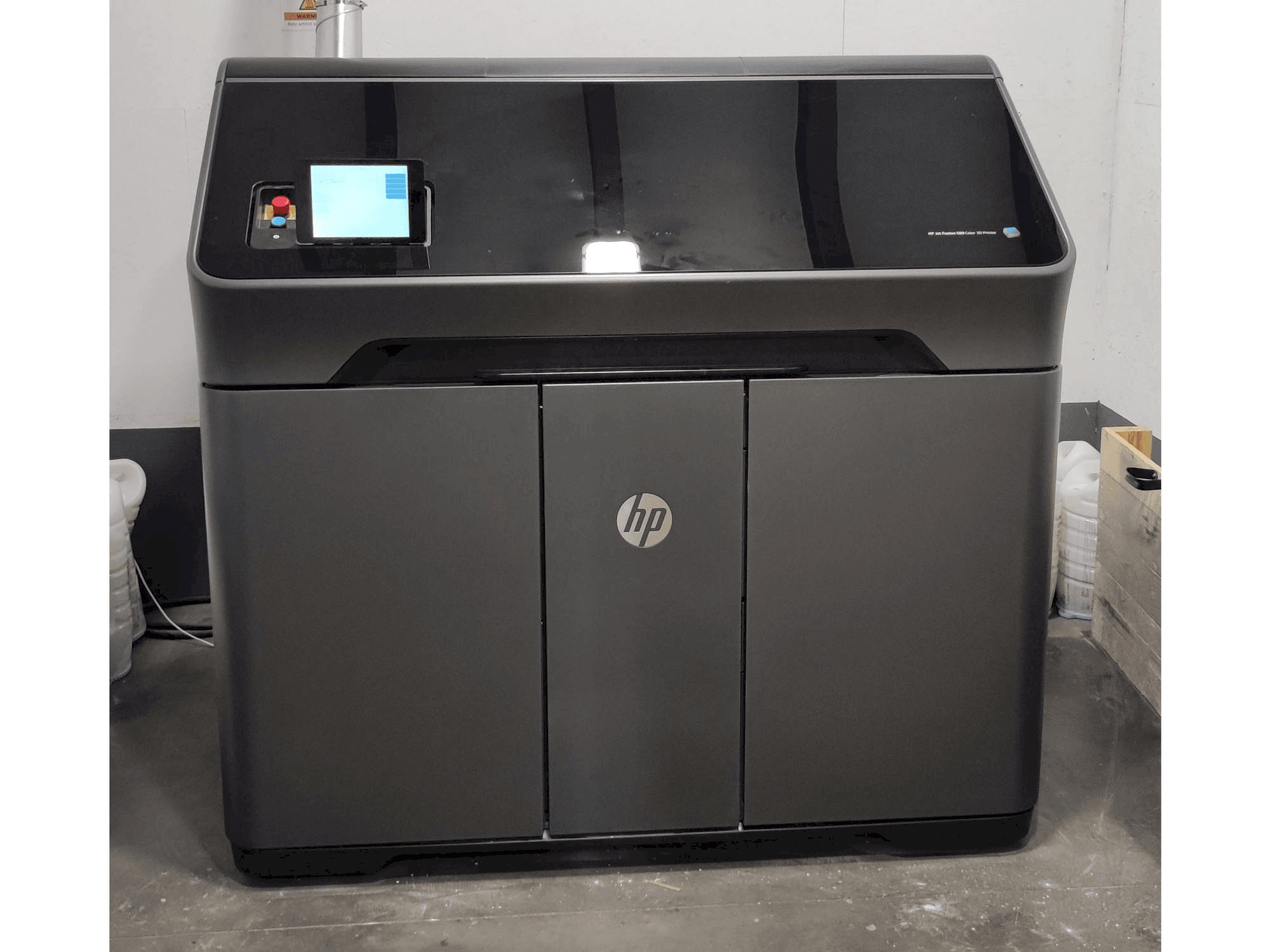 Čelní pohled na HP MJF 580 stroj