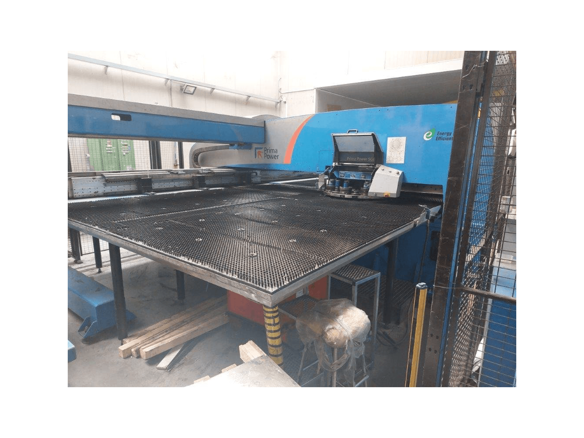 Čelní pohled na Prima Power SGe6 stroj