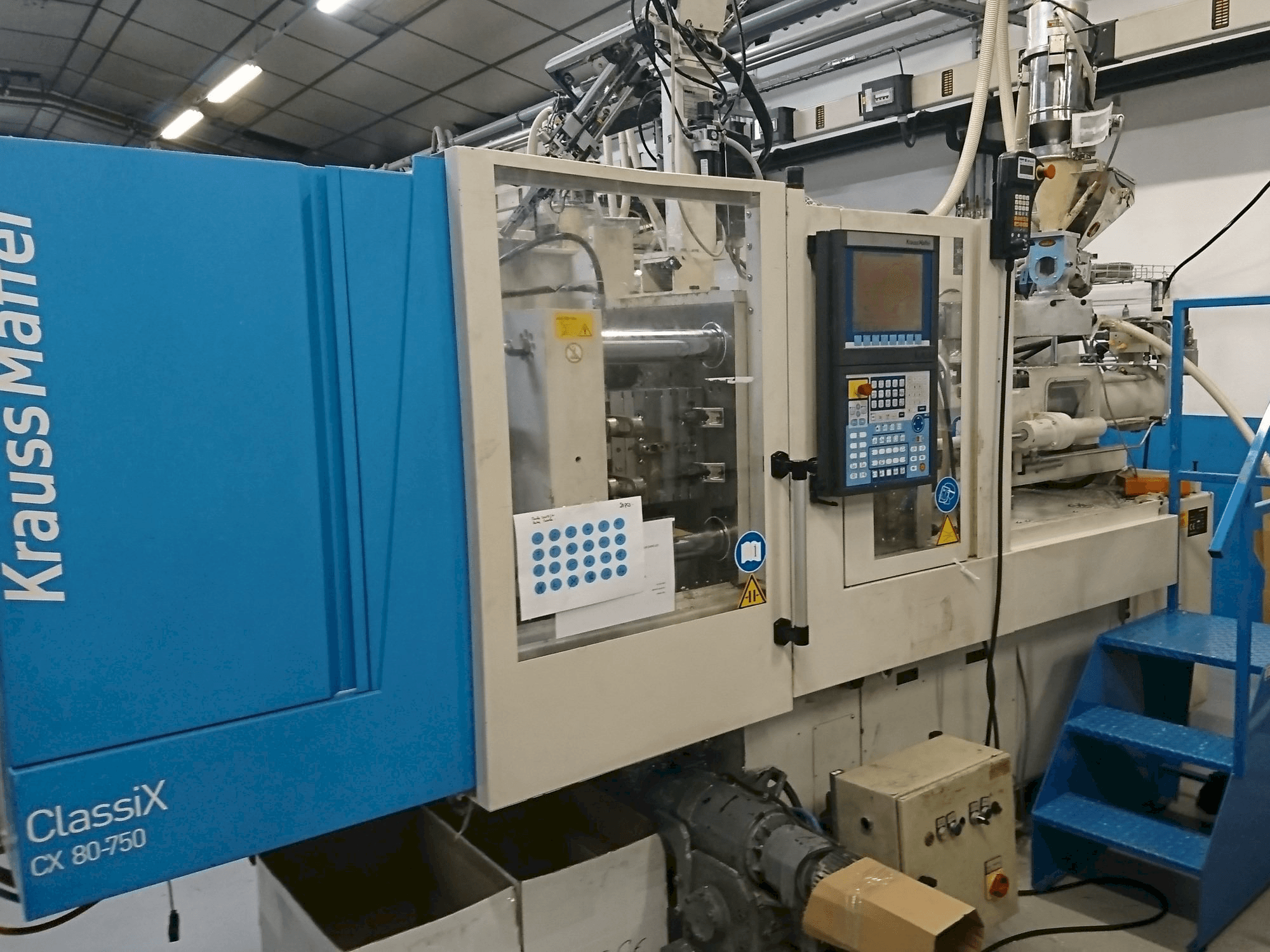 Čelní pohled na Krauss Maffei 80-750 CX stroj