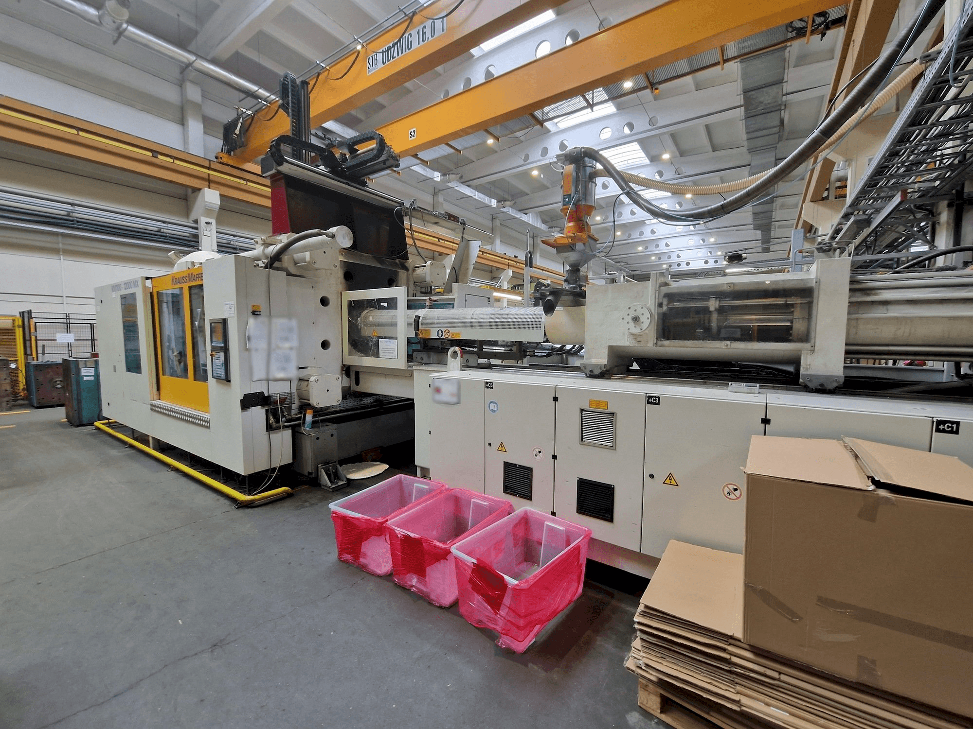 Čelní pohled na Krauss Maffei 1100-12000 MX stroj