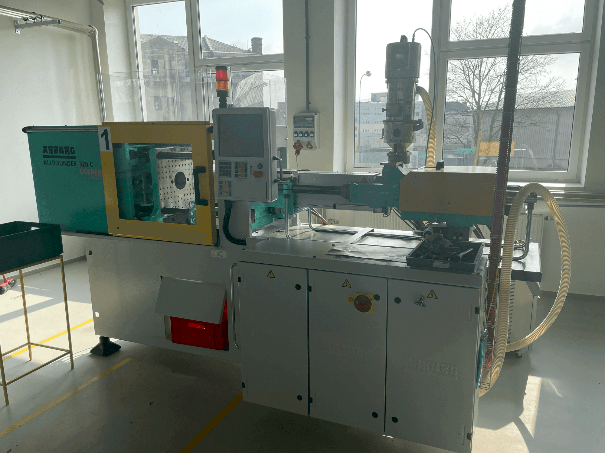 Čelní pohled na Arburg Allrounder 320C 500-170 stroj