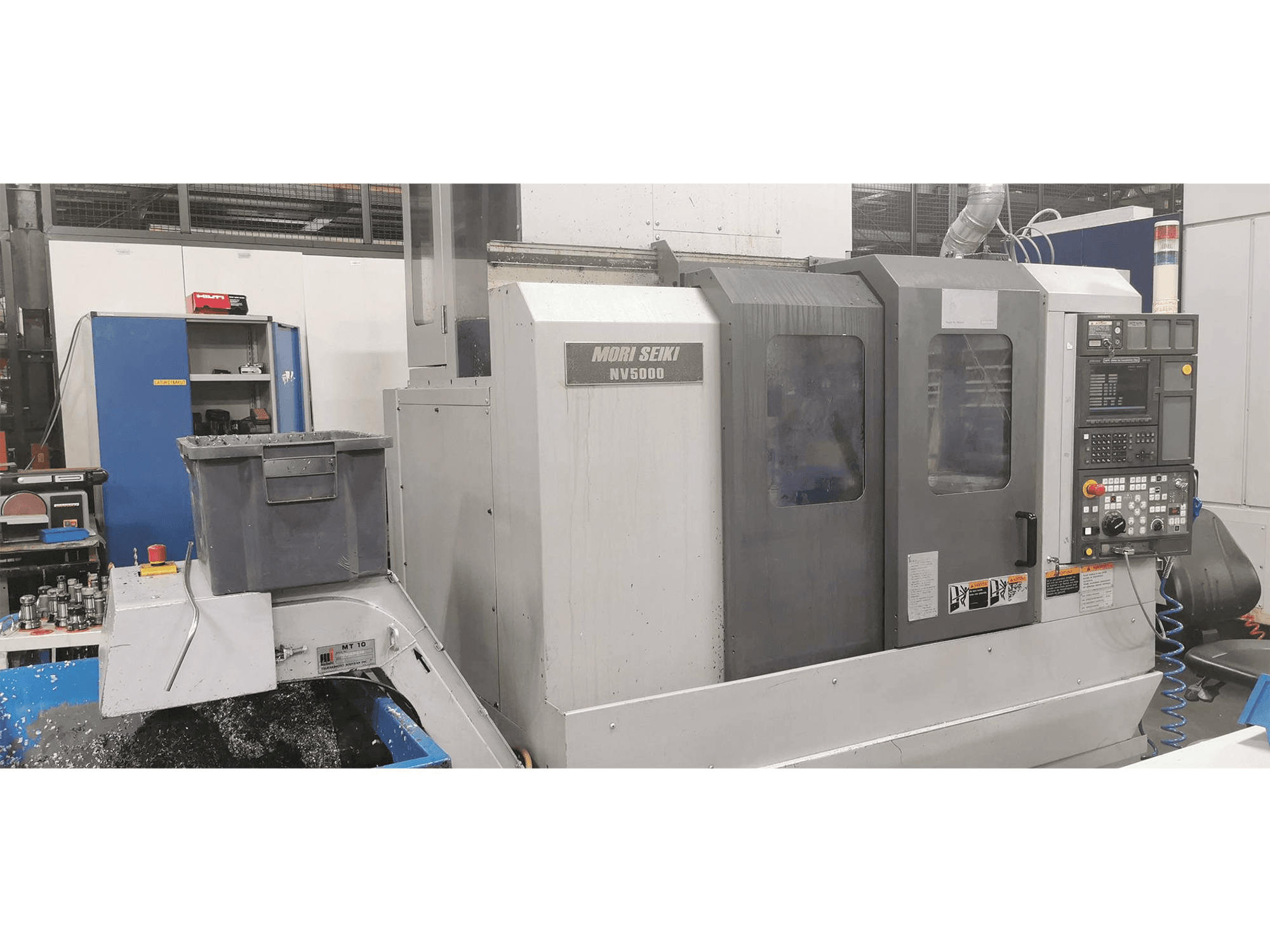 Čelní pohled na MORI SEIKI NV 5000 stroj