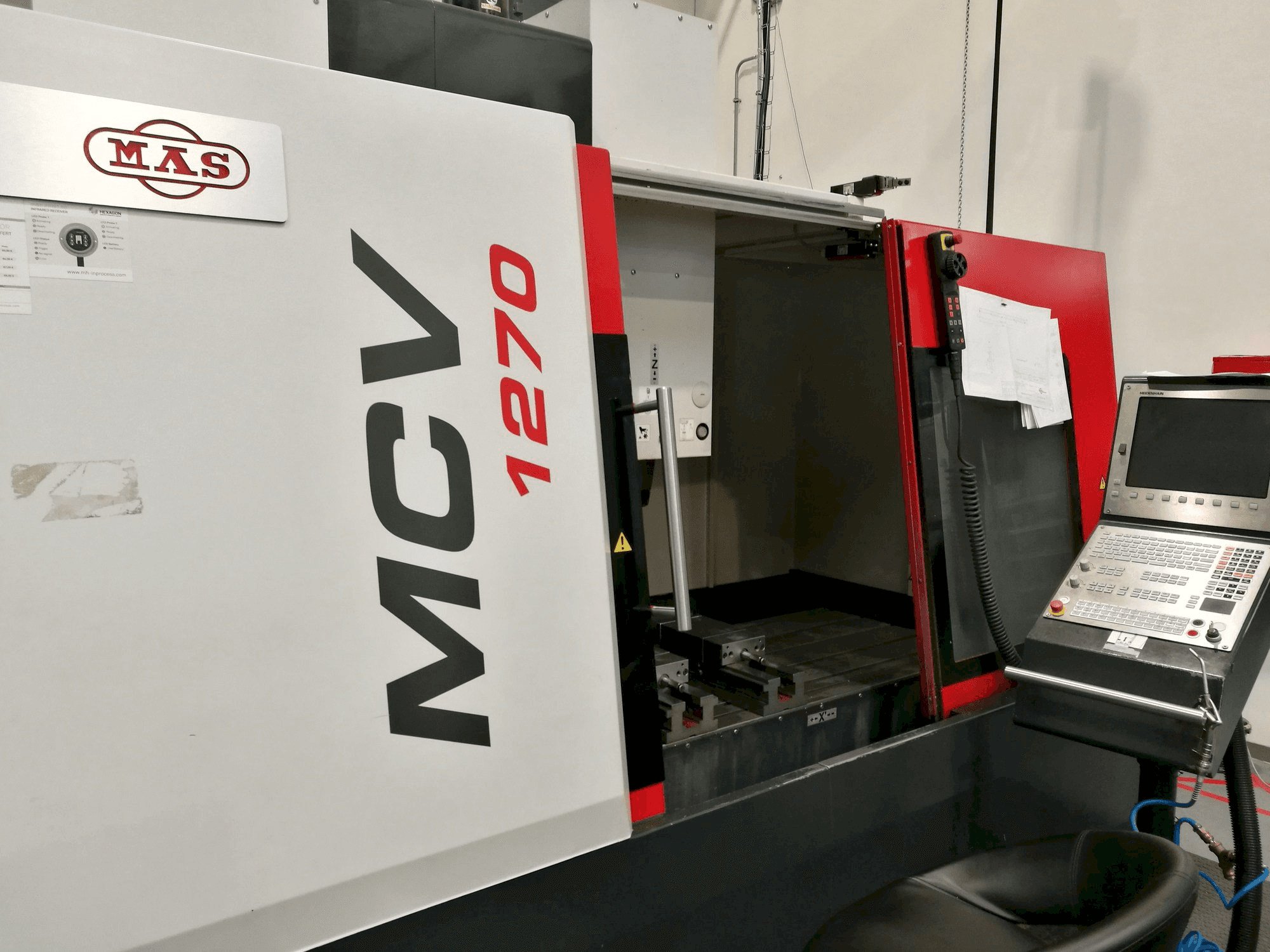 Čelní pohled na KOVOSVIT MAS MCV 1270 stroj