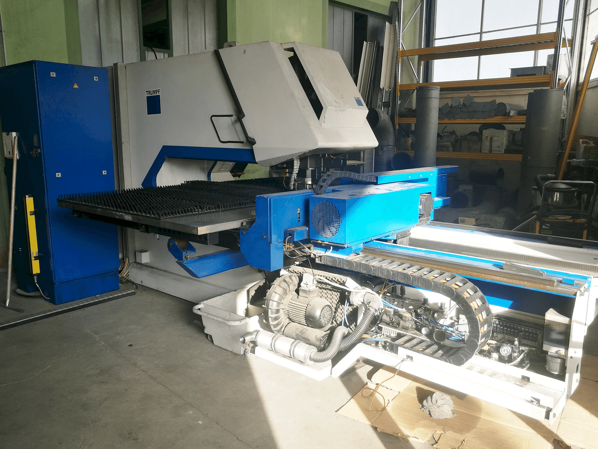 Levý pohled na Trumpf Trumatic 2000R stroj