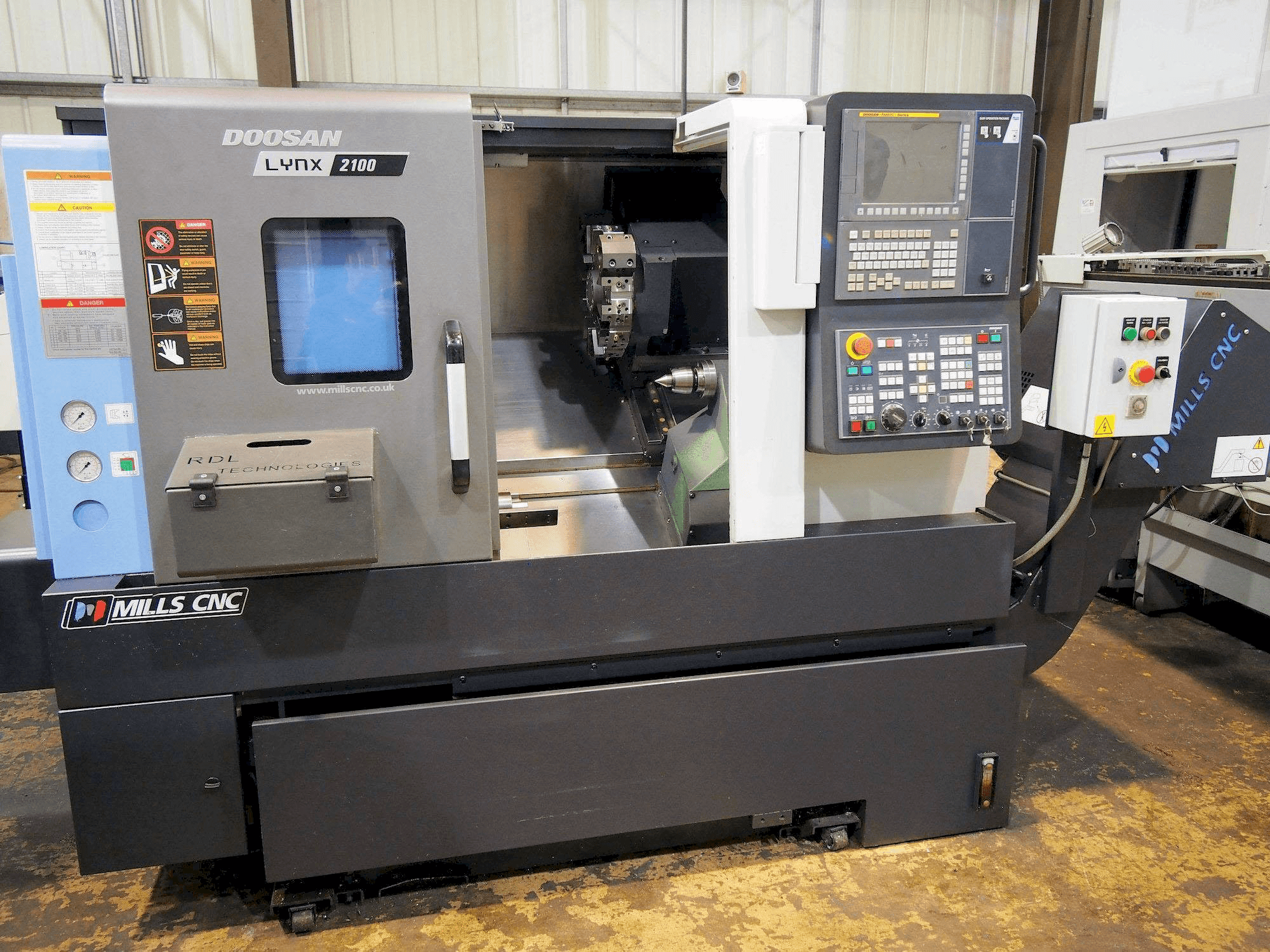 Čelní pohled na Doosan Lynx 2100B stroj