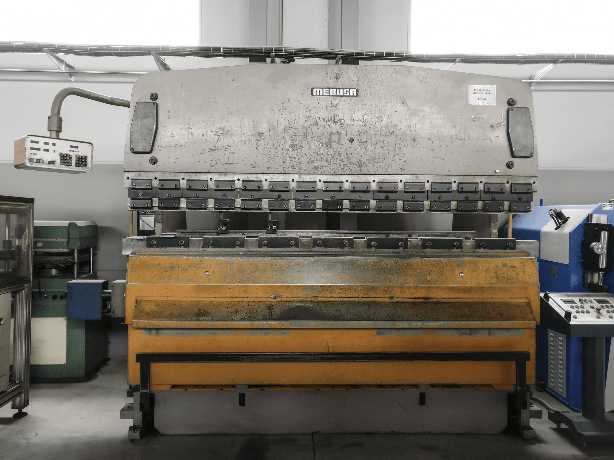 Čelní pohled na MEBUSA PH-173 stroj
