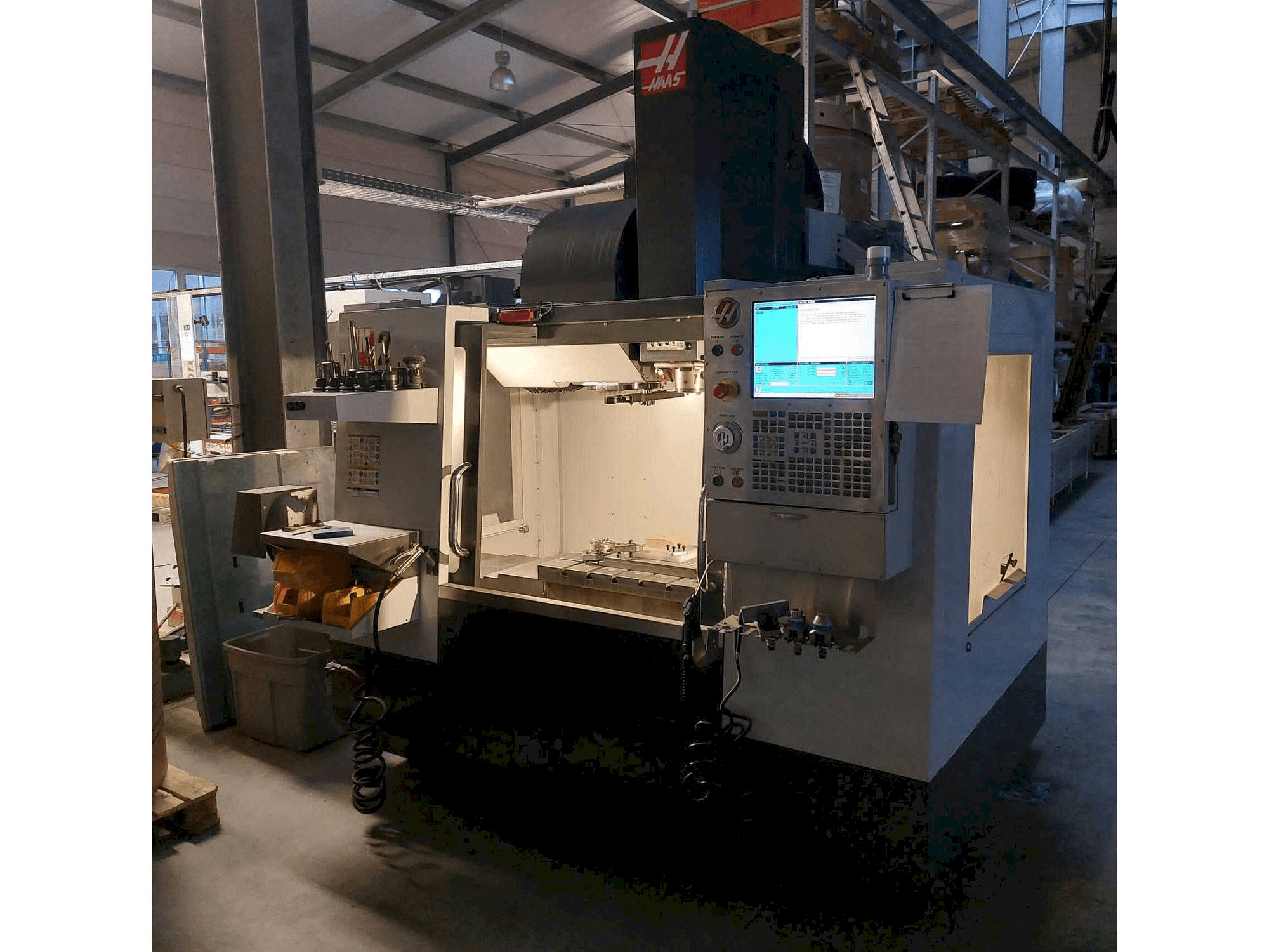 Čelní pohled na HAAS VM-2 stroj