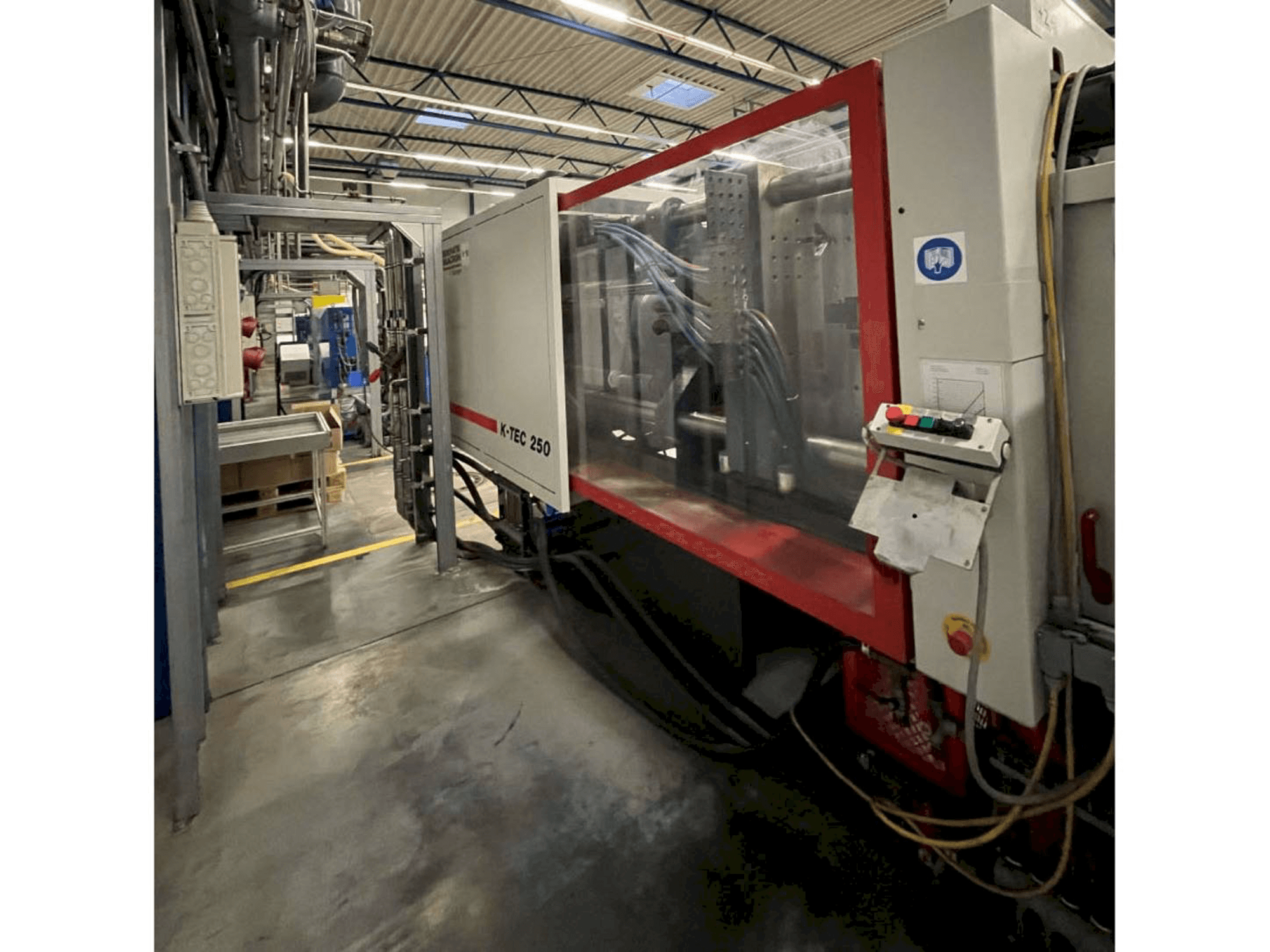 Čelní pohled na FERROMATIK K-Tec 250 stroj