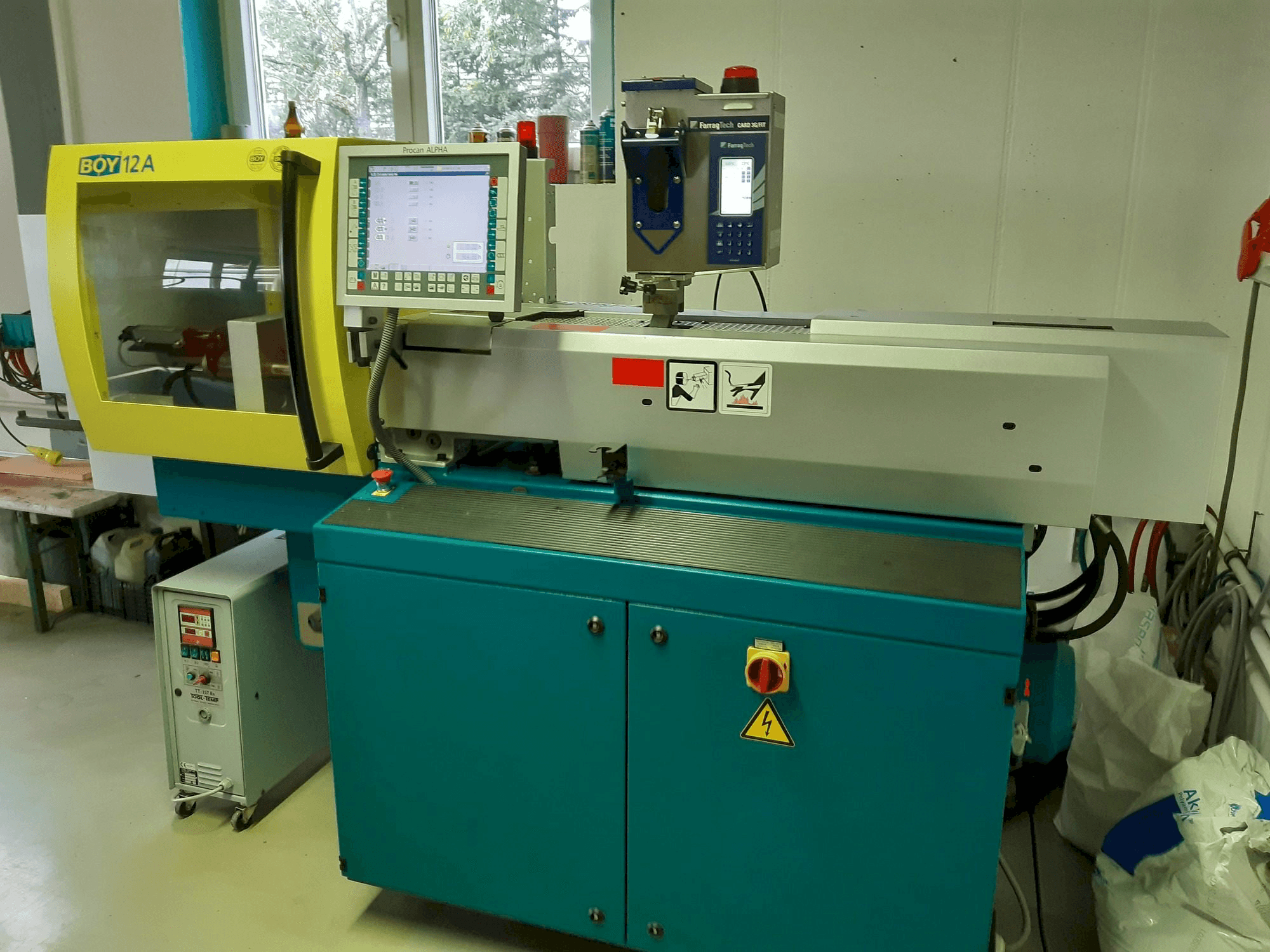 Čelní pohled na BOY 12A stroj