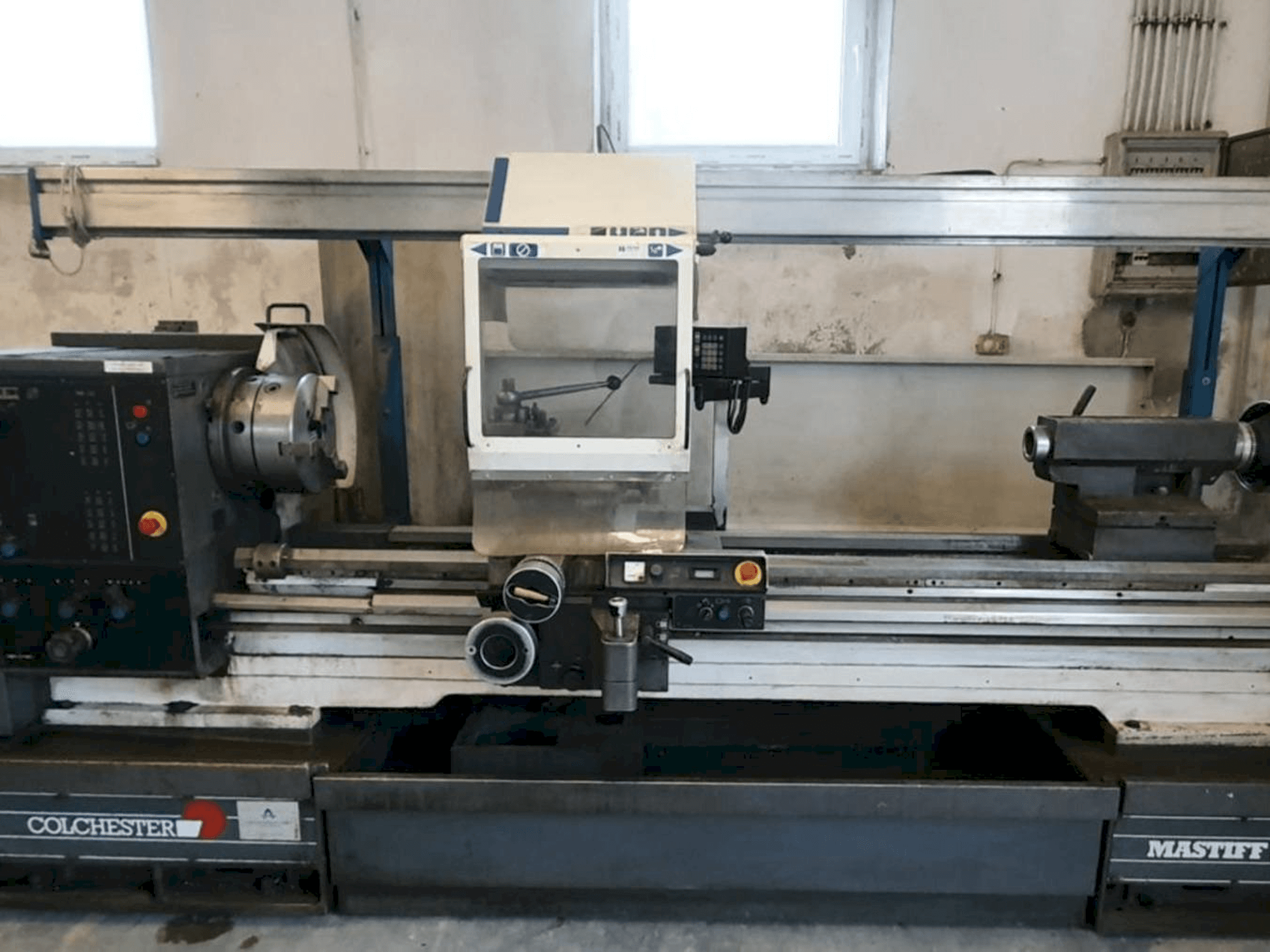 Čelní pohled na Colchester MASTIFF V/S 1800 stroj