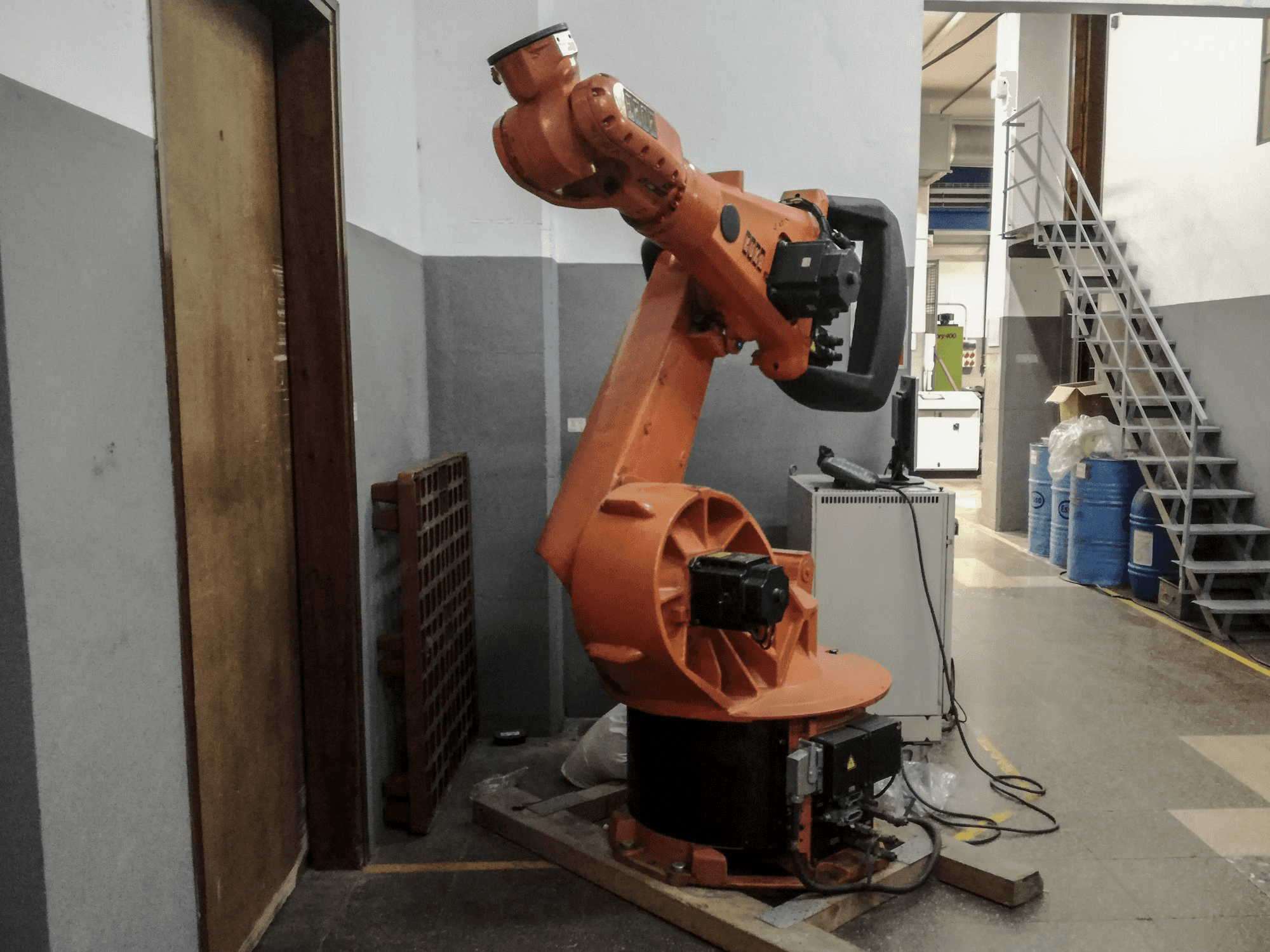 Levý pohled na KUKA KR 150-2 (VKR C1) stroj