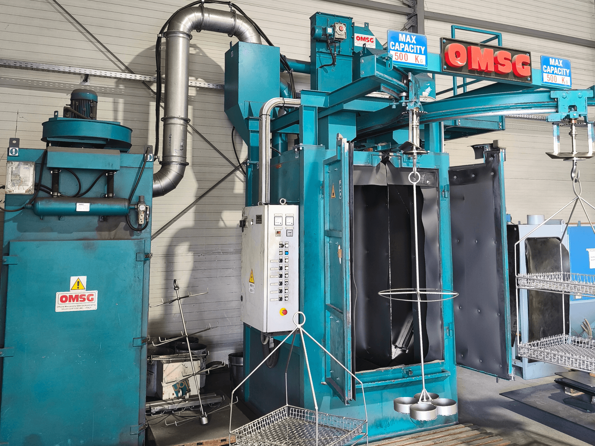 Průmyslový čisticí stroj OMSG s maximální nosností 500 kg, s ovládacím panelem a otevřenou komorou pro čištění dílů.