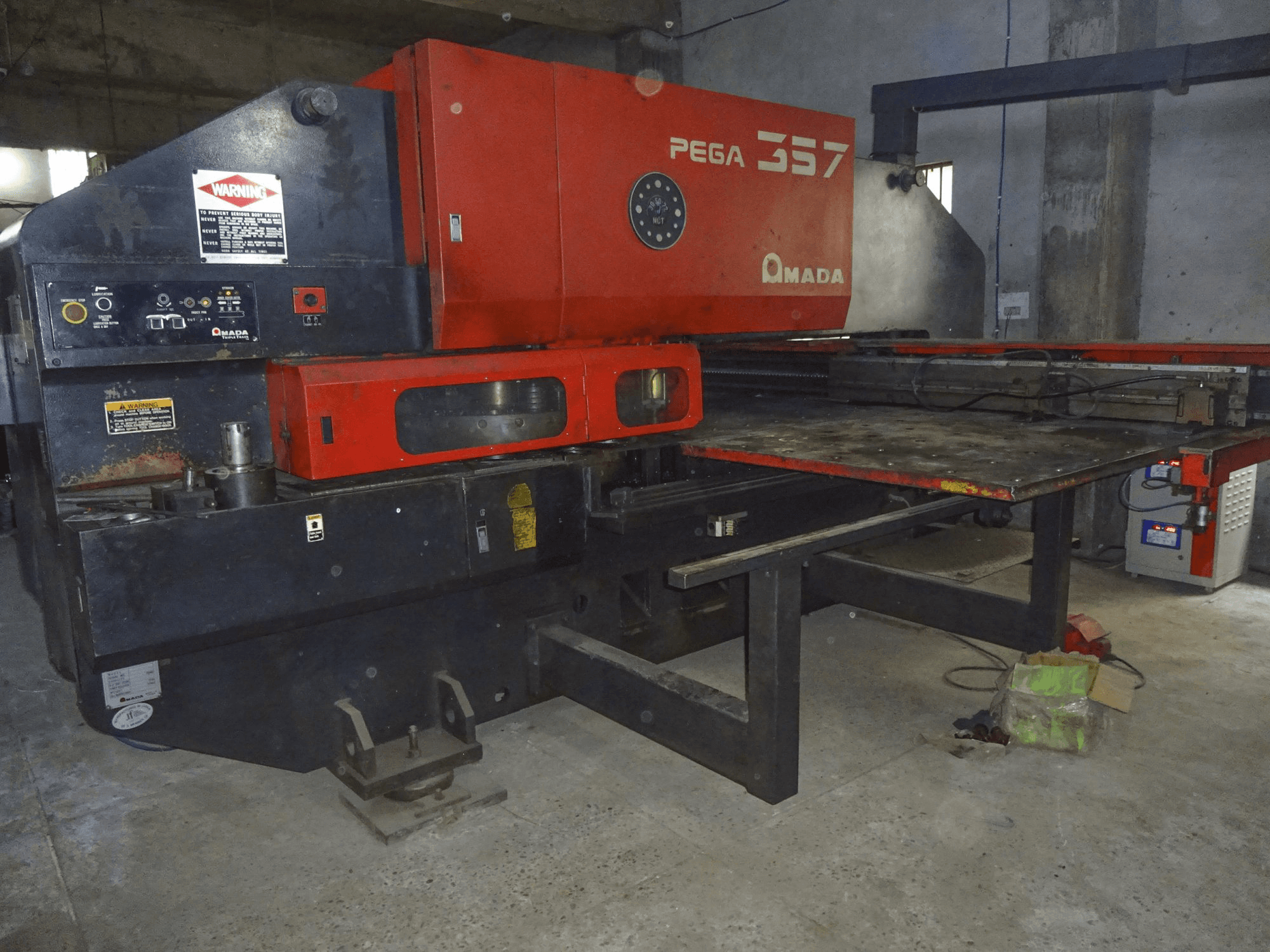 Čelní pohled na AMADA PEGA 357 stroj