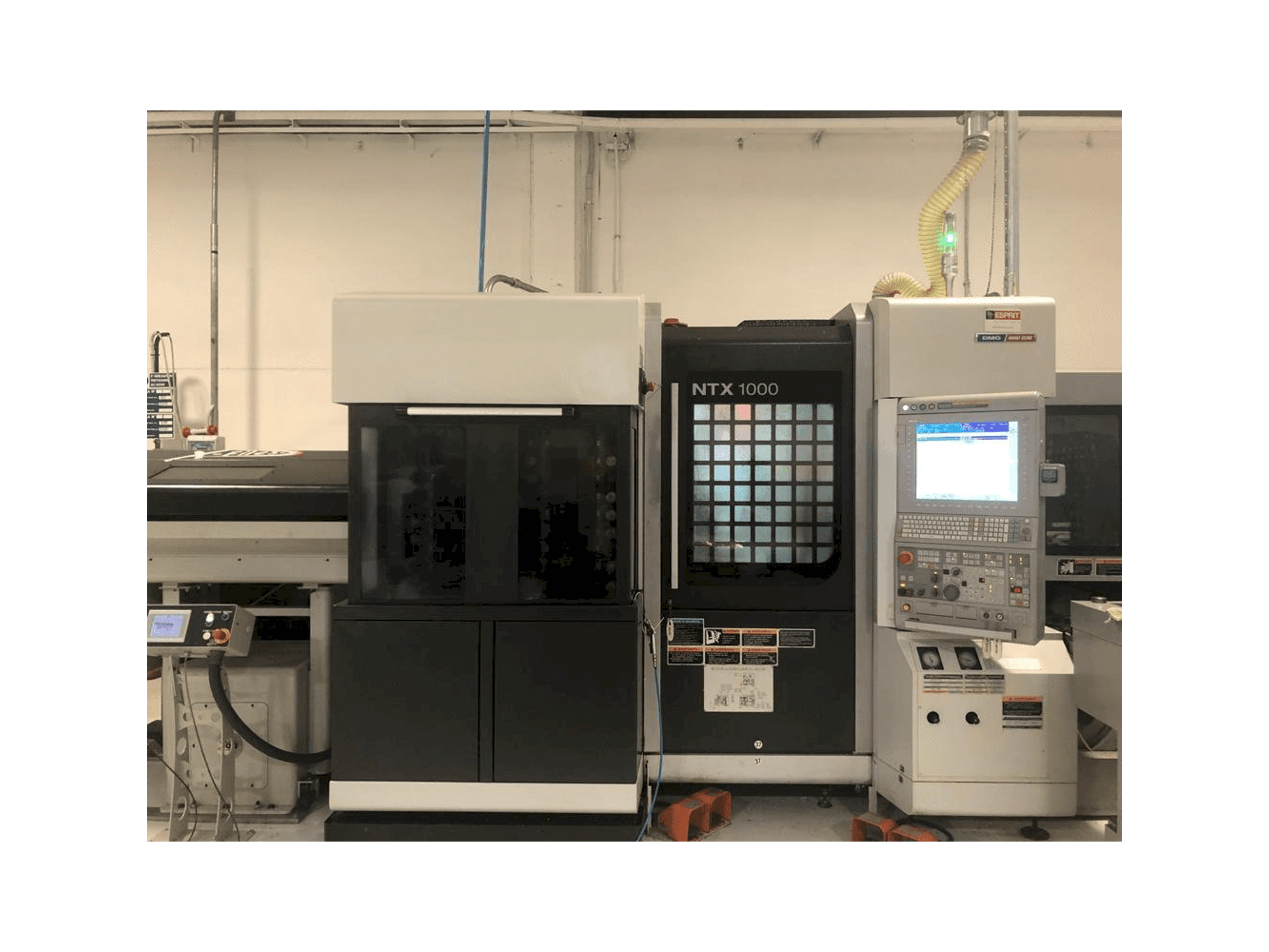 Čelní pohled na MORI SEIKI NTX1000 stroj