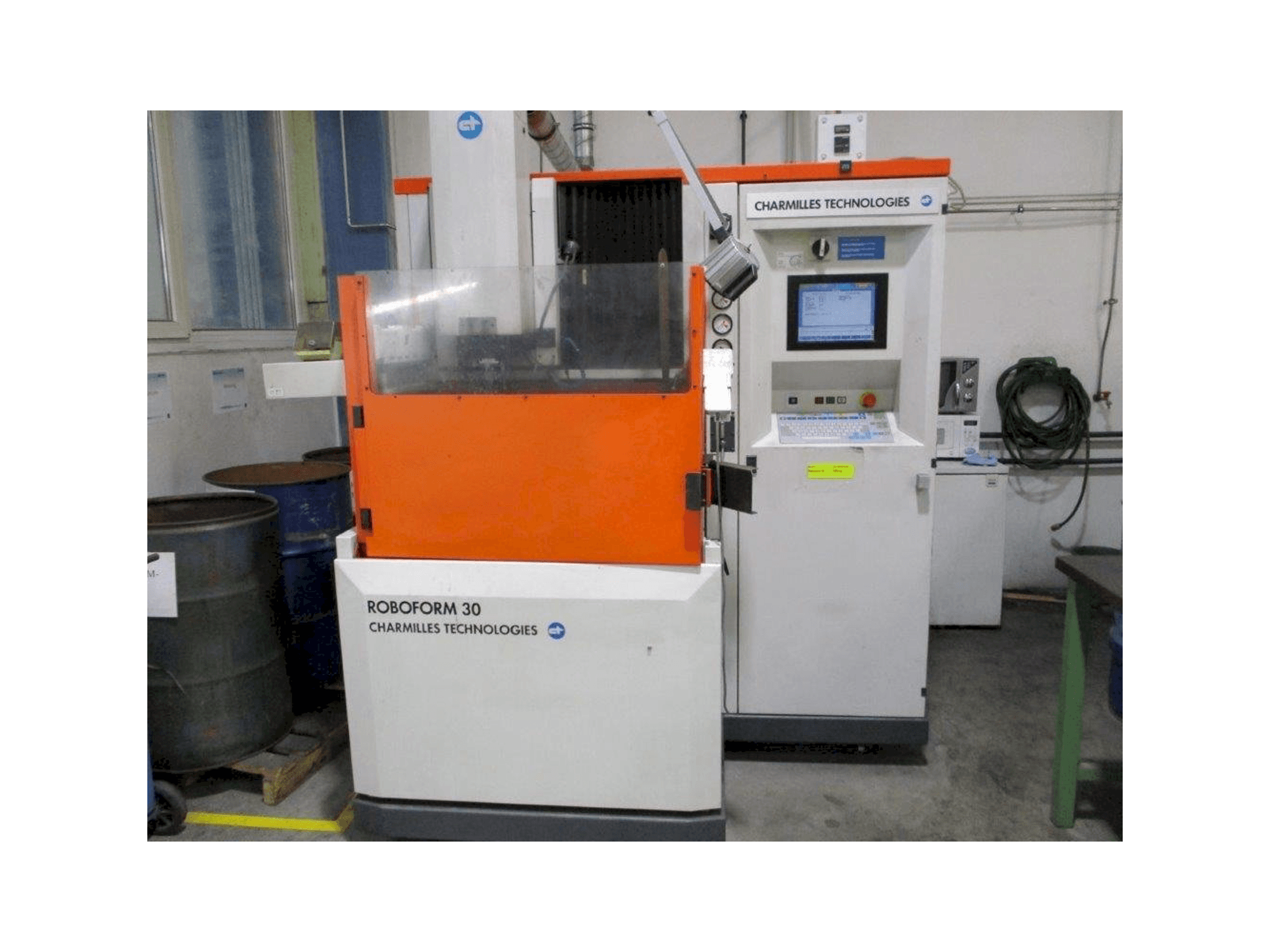 Čelní pohled na AgieCharmilles Roboform 30 stroj