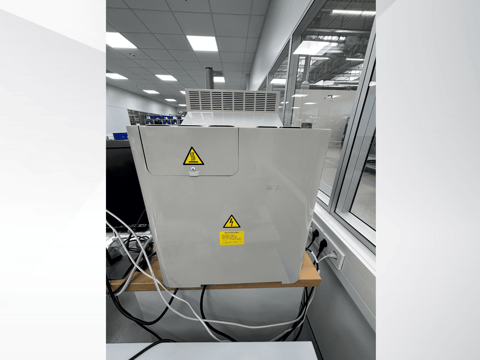 Čelní pohled na Mitutoyo Quick Scope QS-250Z stroj