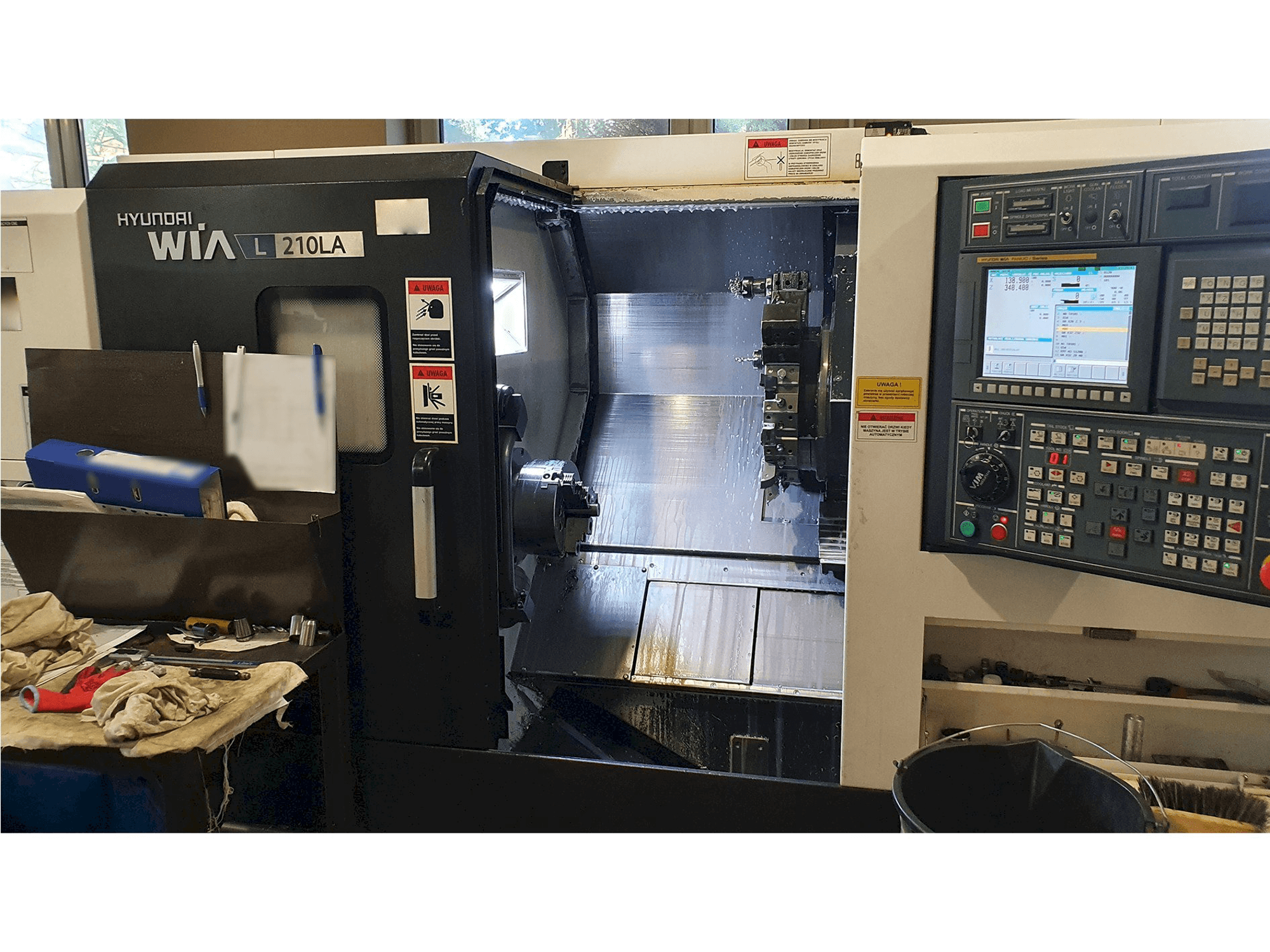 Čelní pohled na Hyundai Wia L210LA stroj