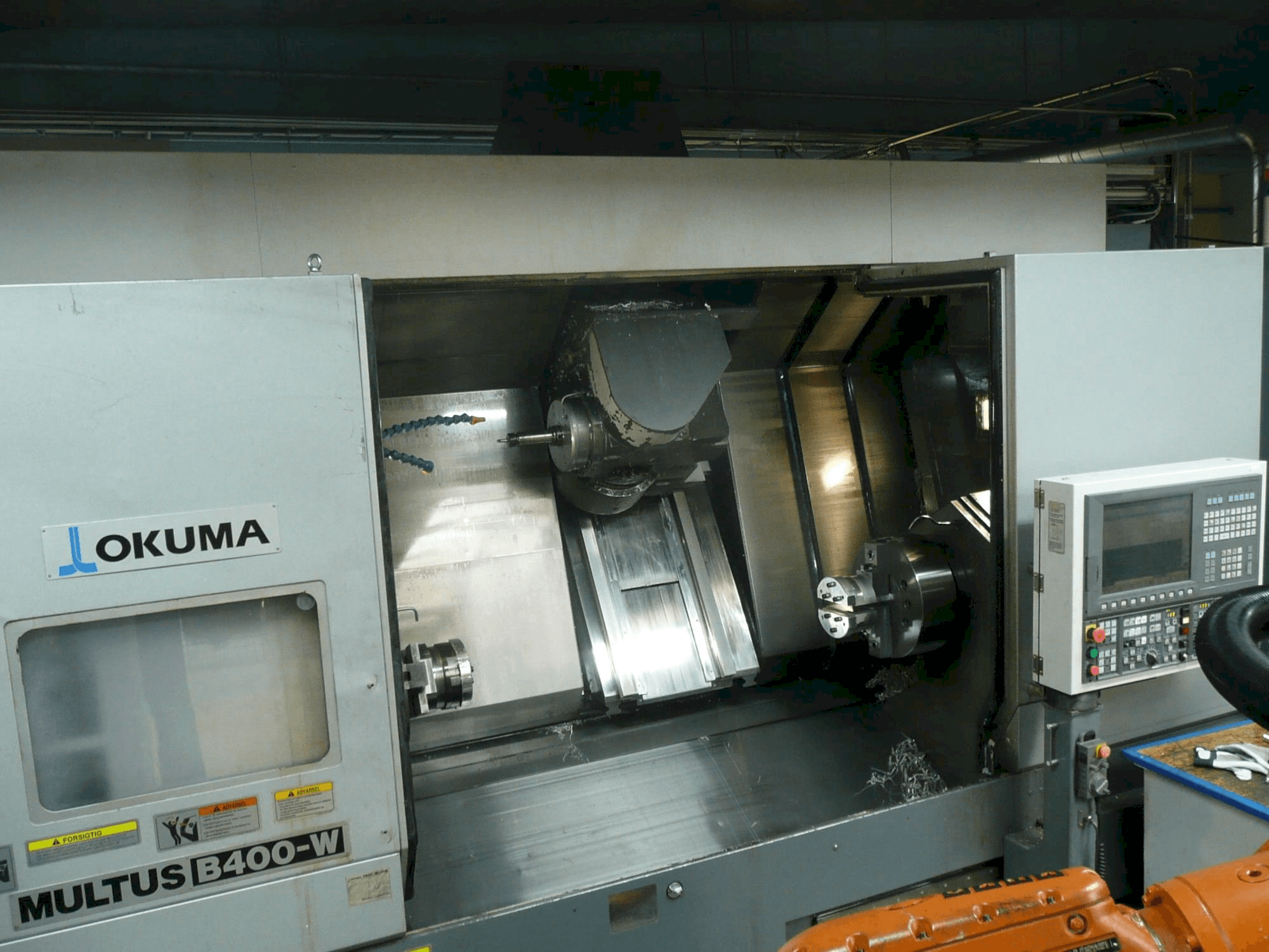 Čelní pohled na Okuma MULTUS B400-W stroj