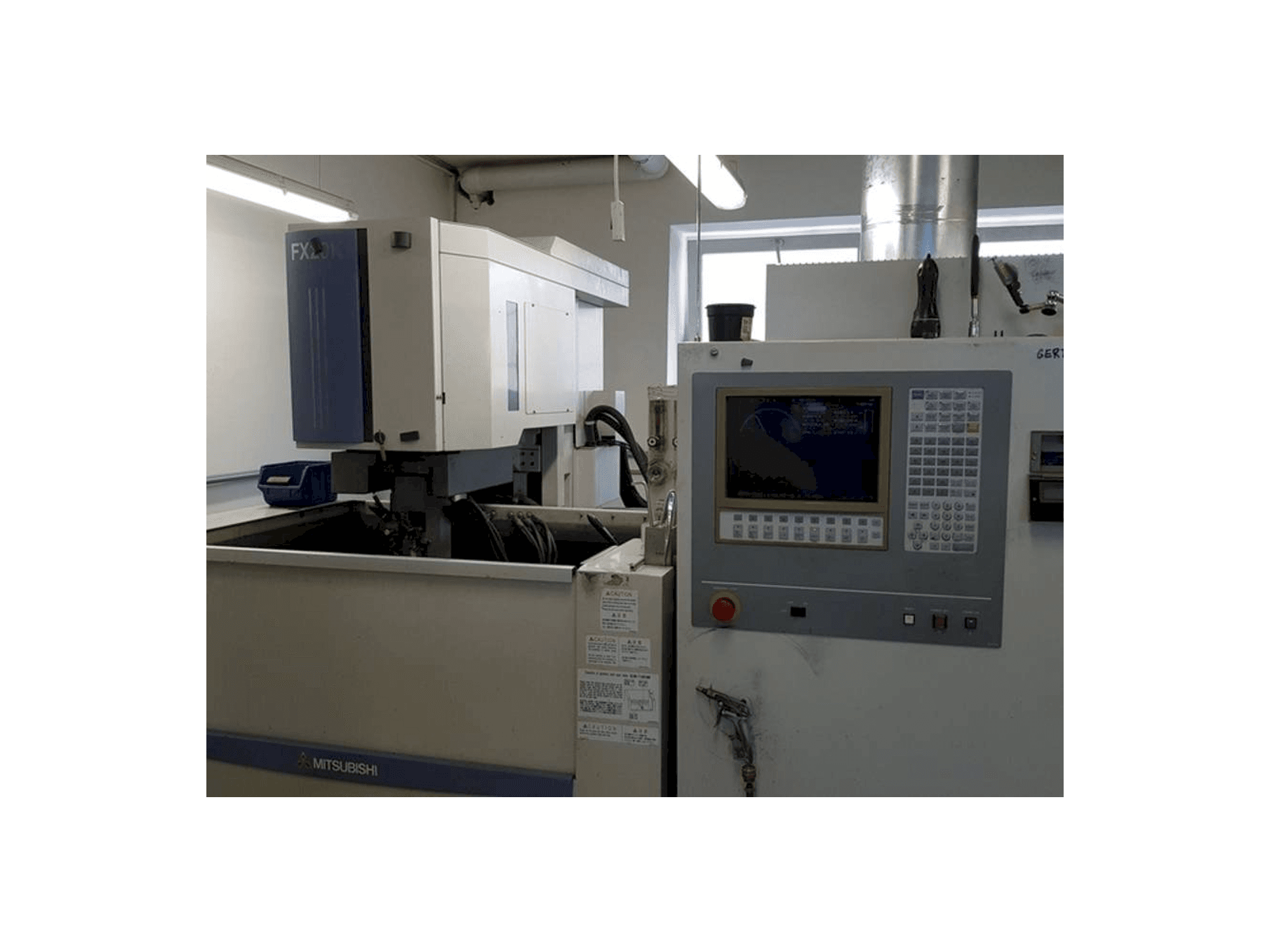 Čelní pohled na Mitsubishi FX 20 stroj