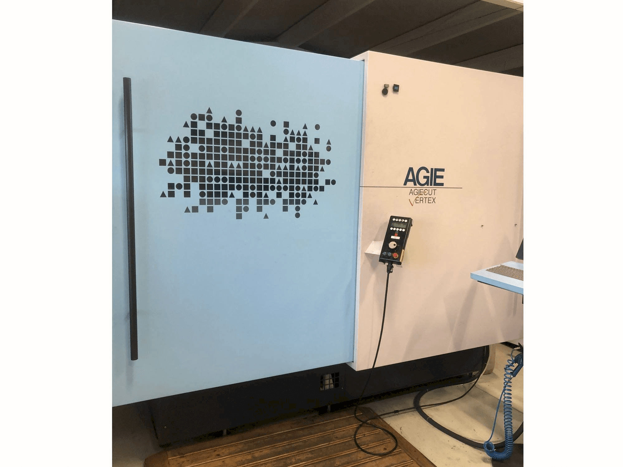 Čelní pohled na AGIE Agiecut VERTEX 3 stroj