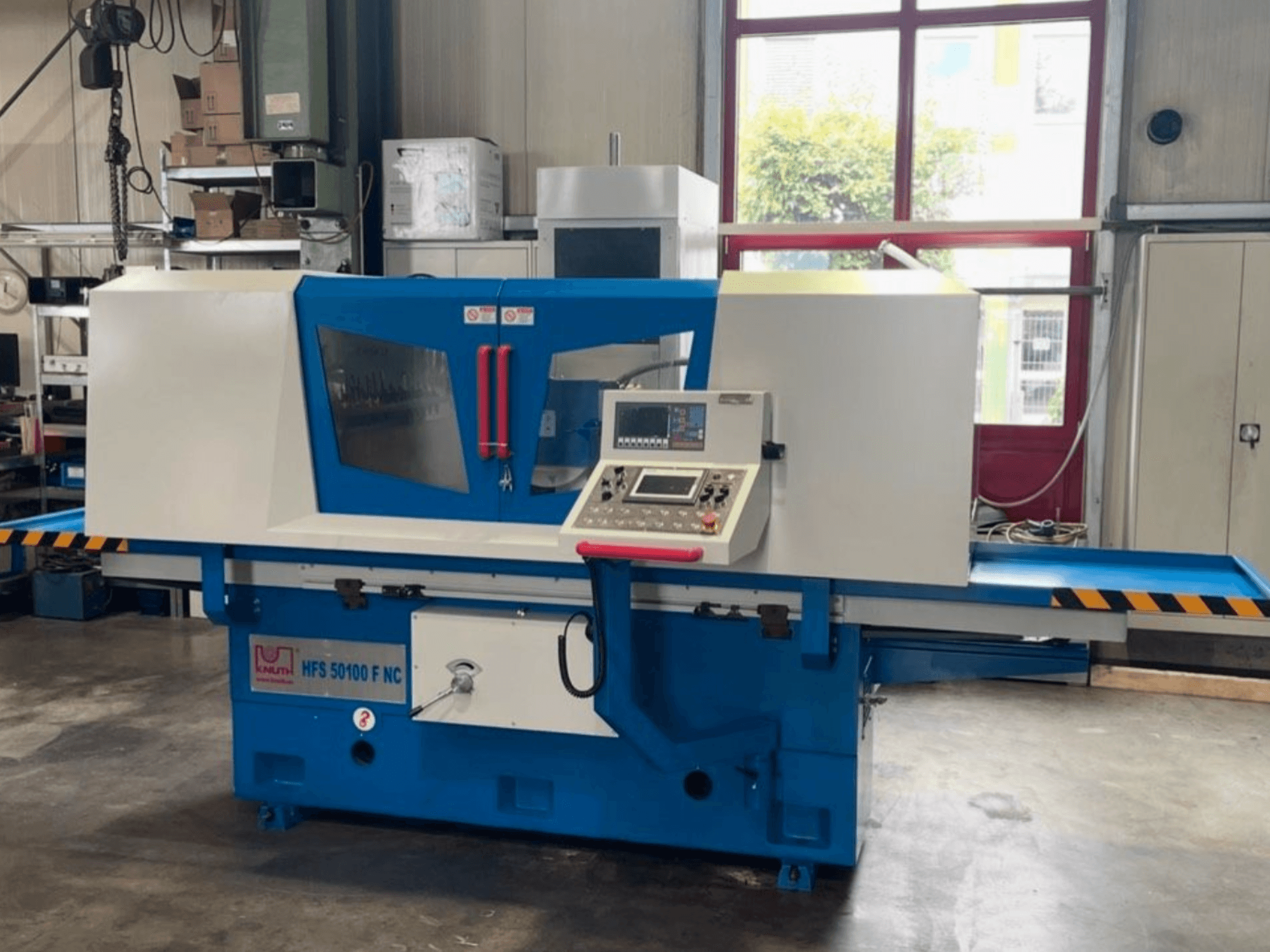 Plošná bruska KNUTH HFS 50100 F NC, pohled zepředu, s ovládacím panelem, brusným stolem a bezpečnostními prvky.
