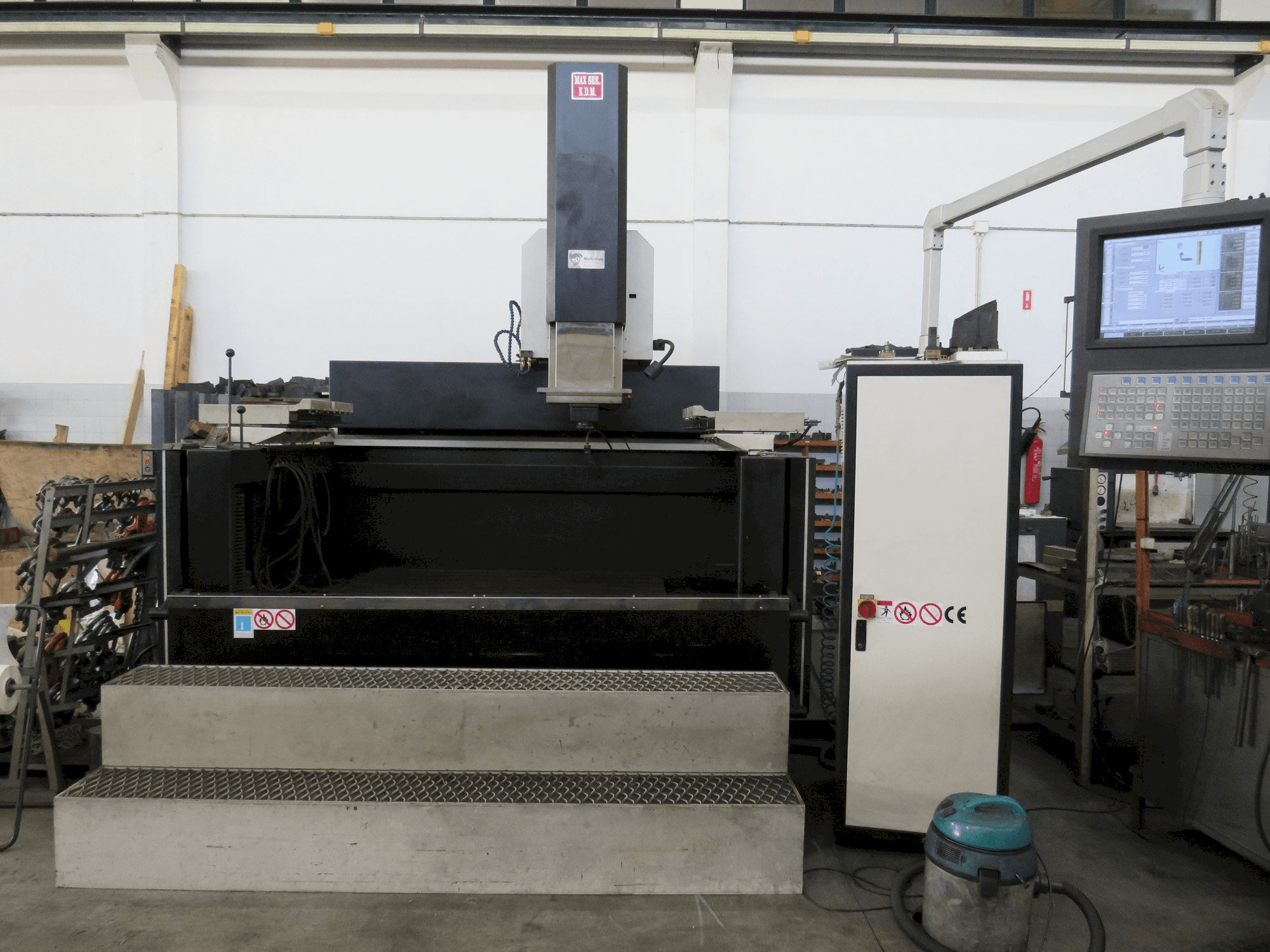 Čelní pohled na MAXSEE INDUSTRY CNC P66 100A stroj