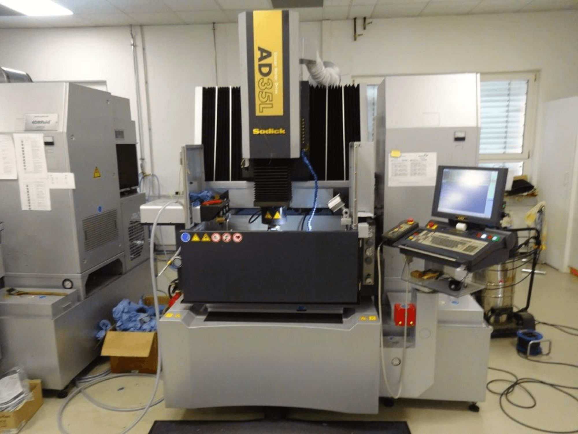 Elektrický vybíjecí stroj Sodick AD35L, pohled zepředu s viditelným ovládacím panelem, chladicím systémem a pracovním prostorem.