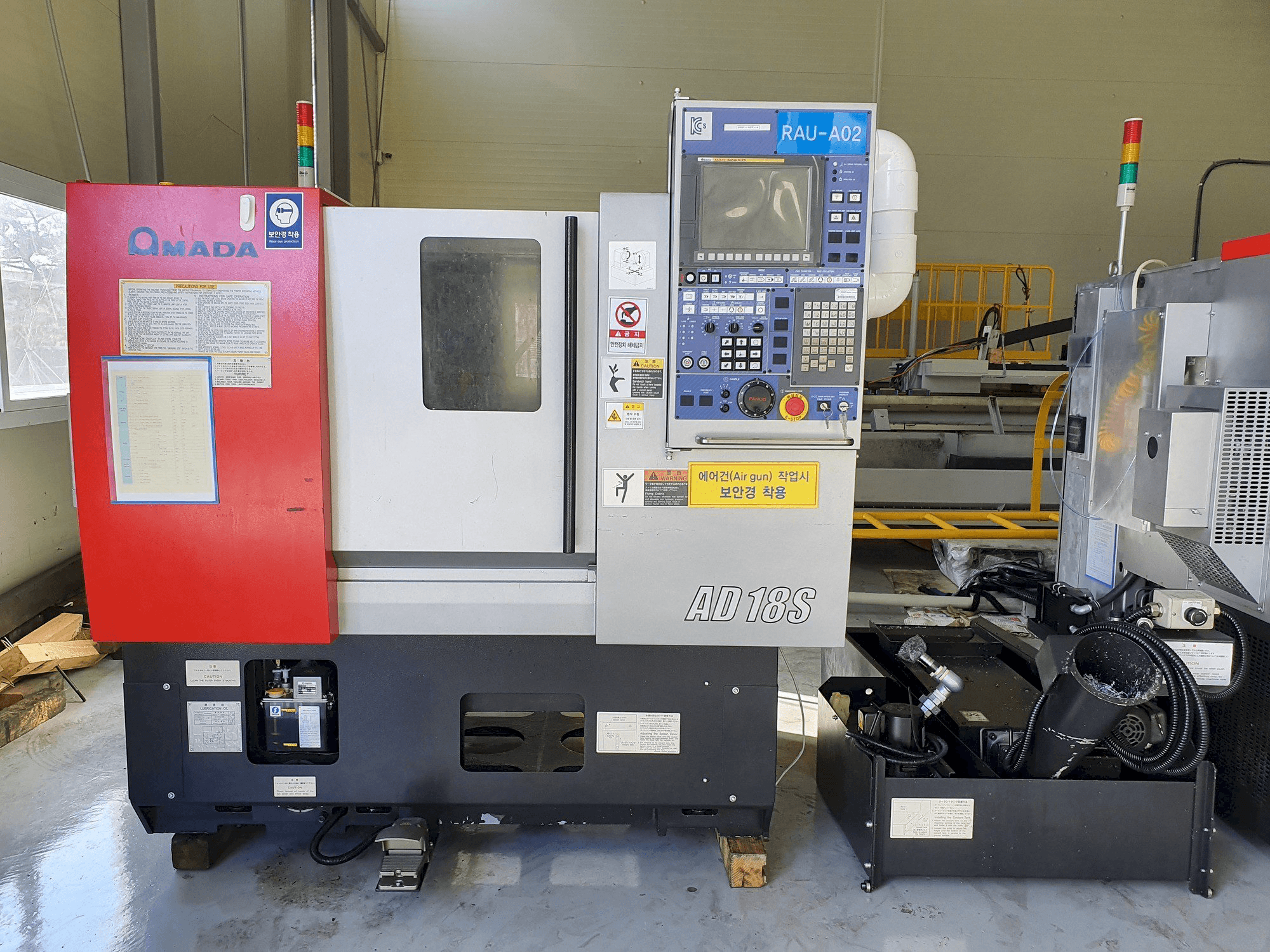 Čelní pohled na AMADA AD-18S stroj