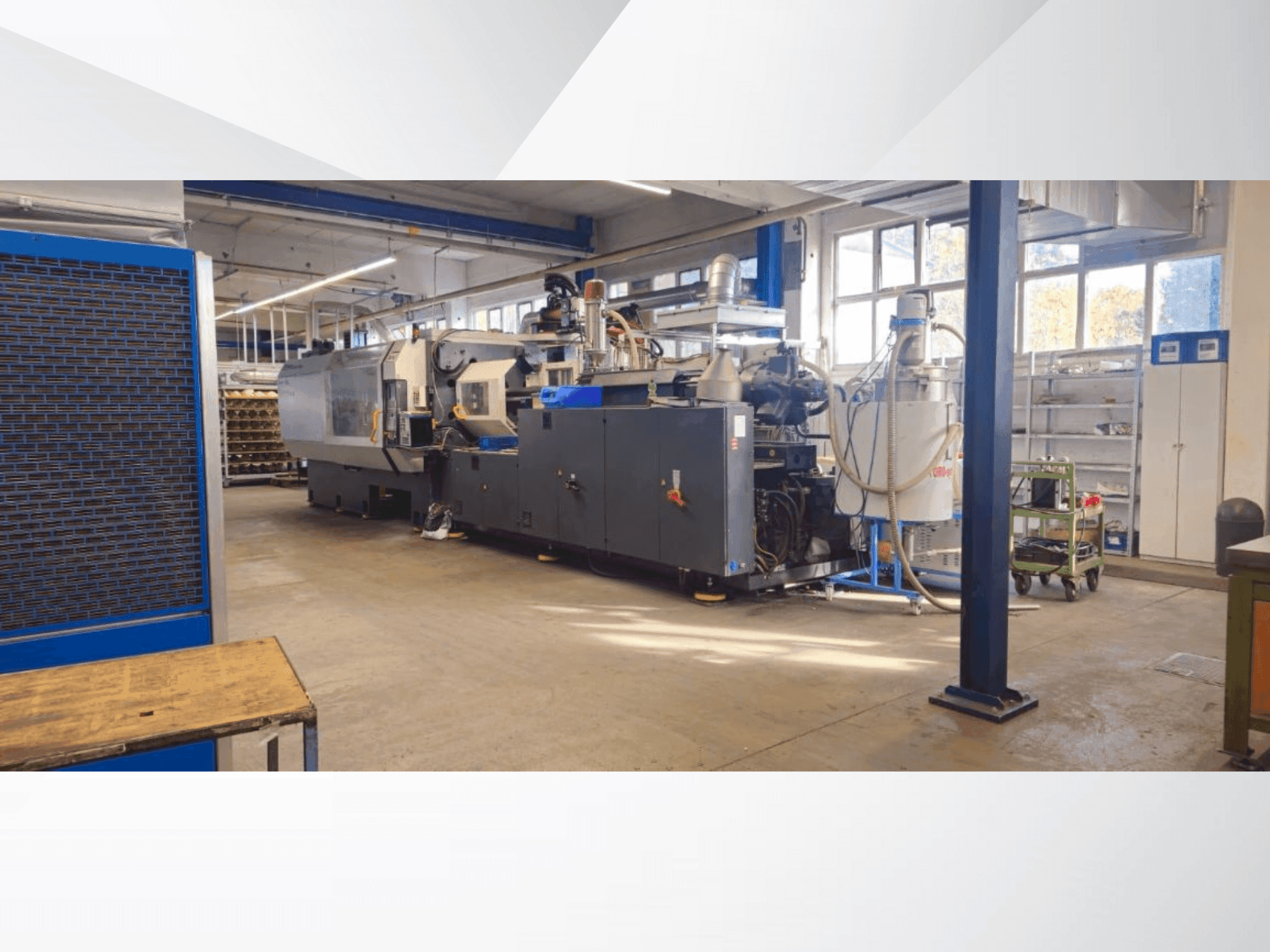 Čelní pohled na DEMAG System 650 / 1000-3300 stroj