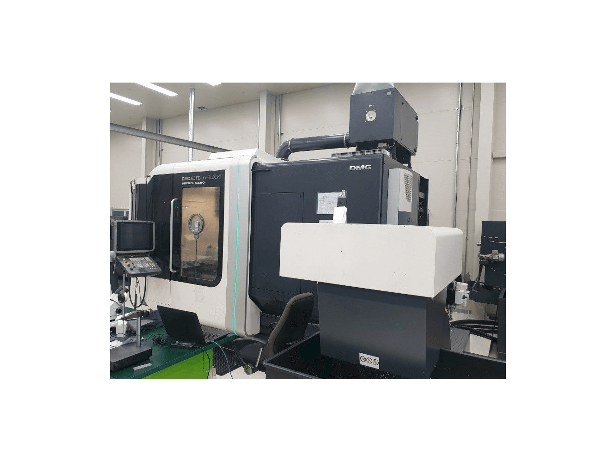 Čelní pohled na DMG Deckel Maho DMC 60 FD duoBLOCK stroj
