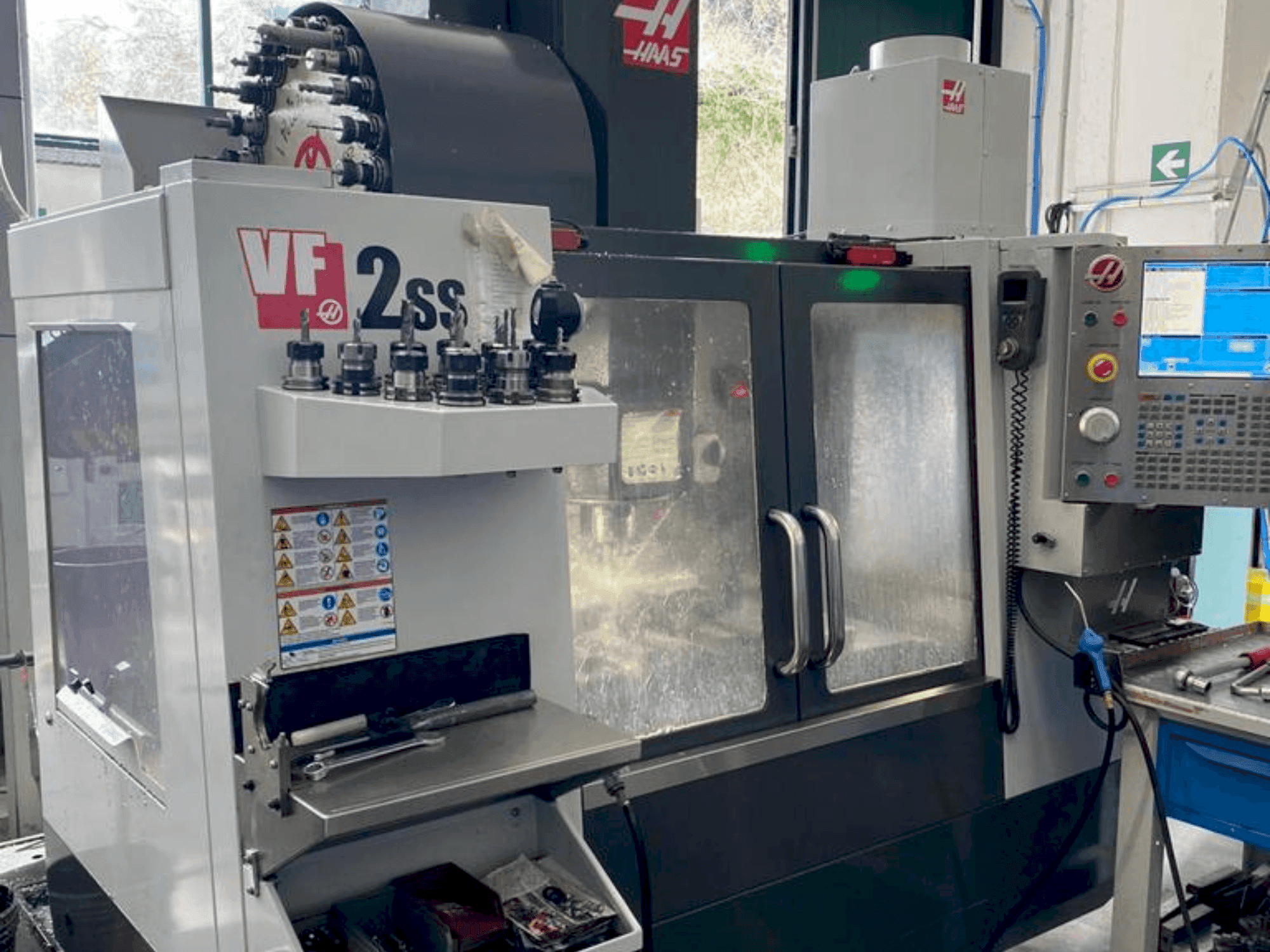 Čelní pohled na HAAS VF-2SS stroj