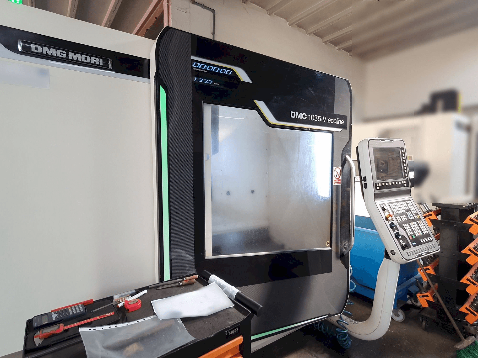 Čelní pohled na DMG MORI DMC 1035V Ecoline stroj