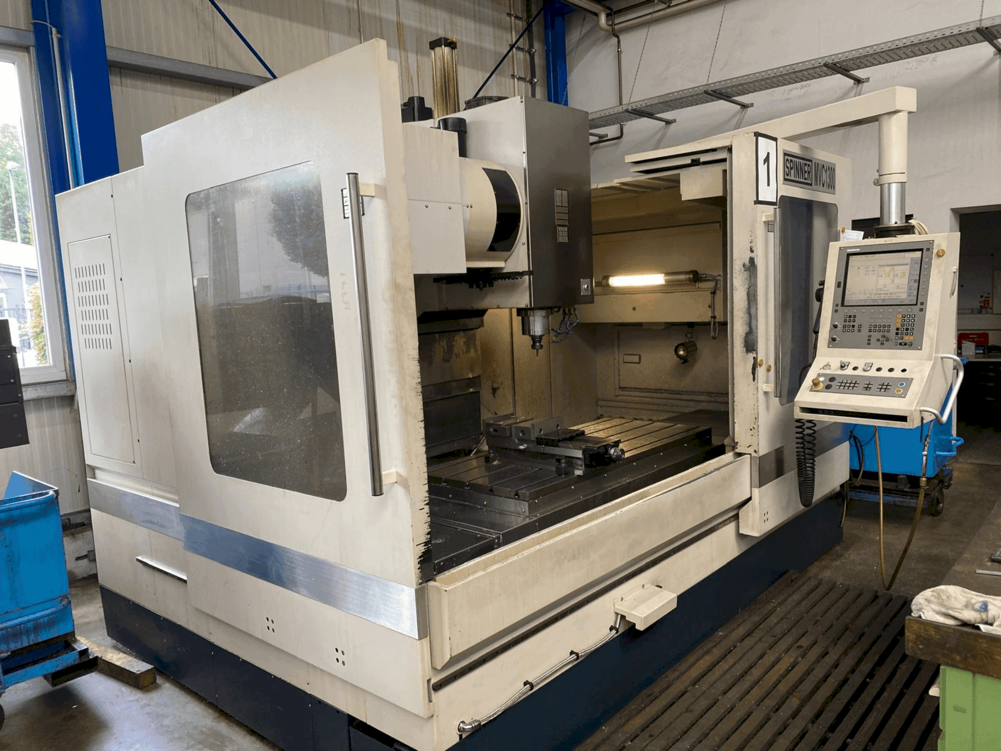 Čelní pohled na SPINNER MVC 1300 stroj