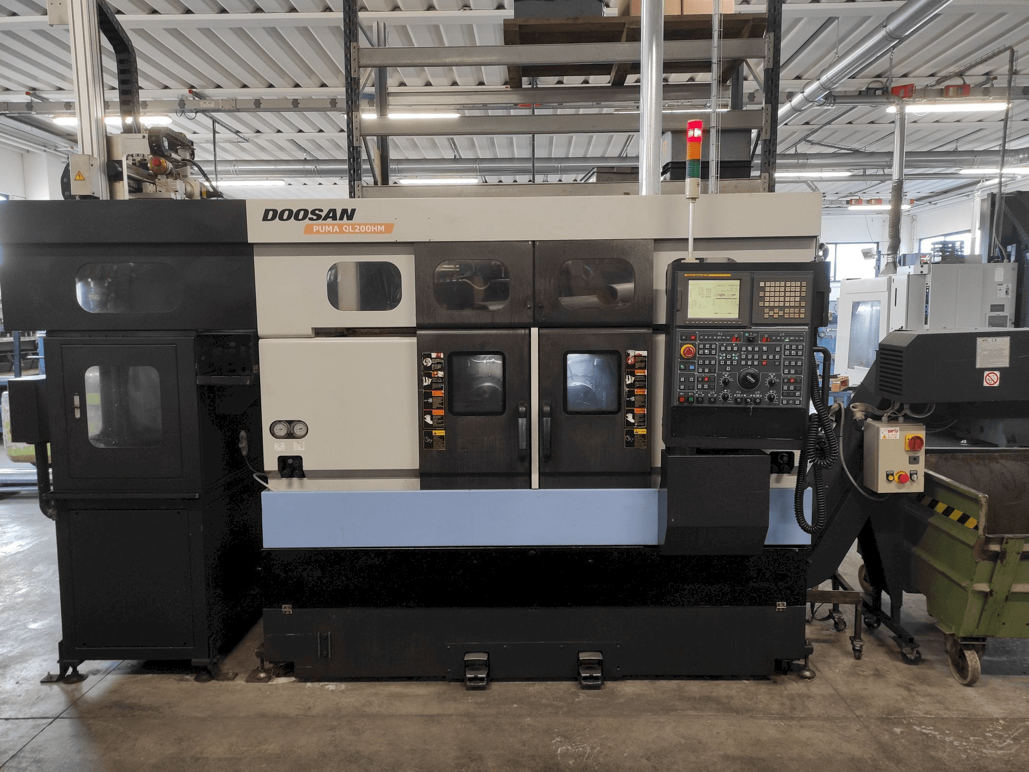 Čelní pohled na Doosan Puma QL200HM stroj
