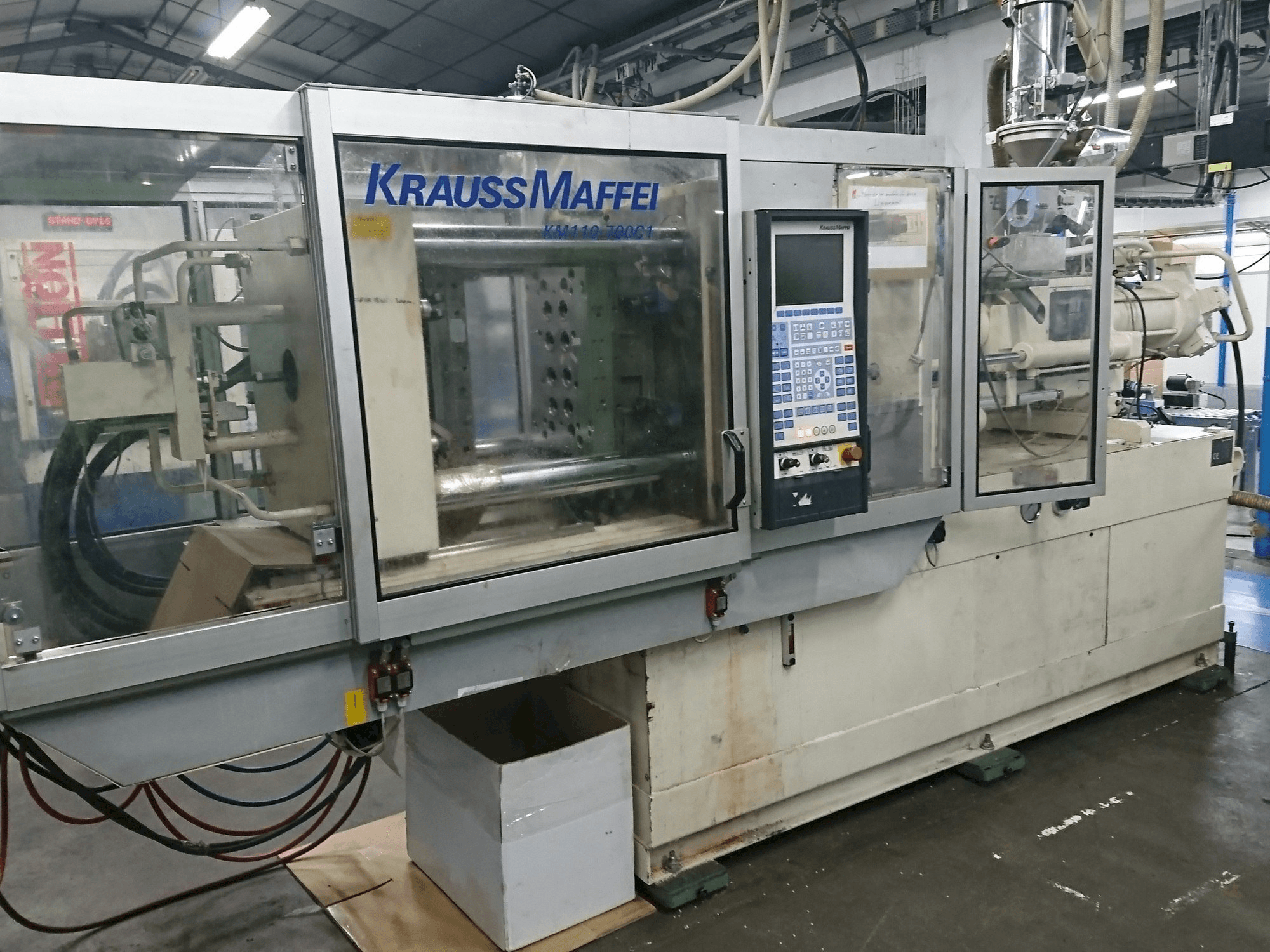 Čelní pohled na Krauss Maffei 110 - 700 C1 stroj