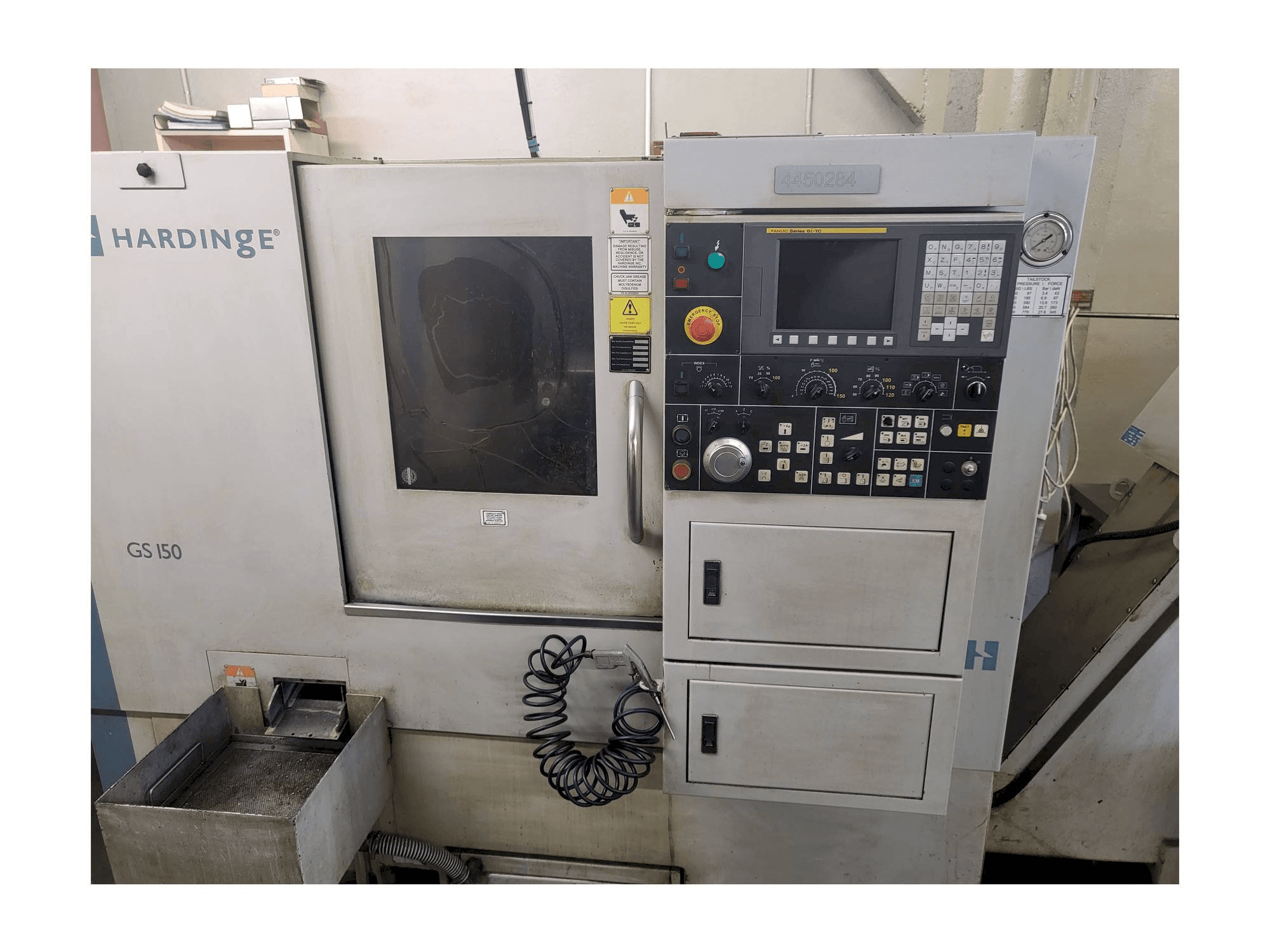 Čelní pohled na HARDINGE GS-150 stroj