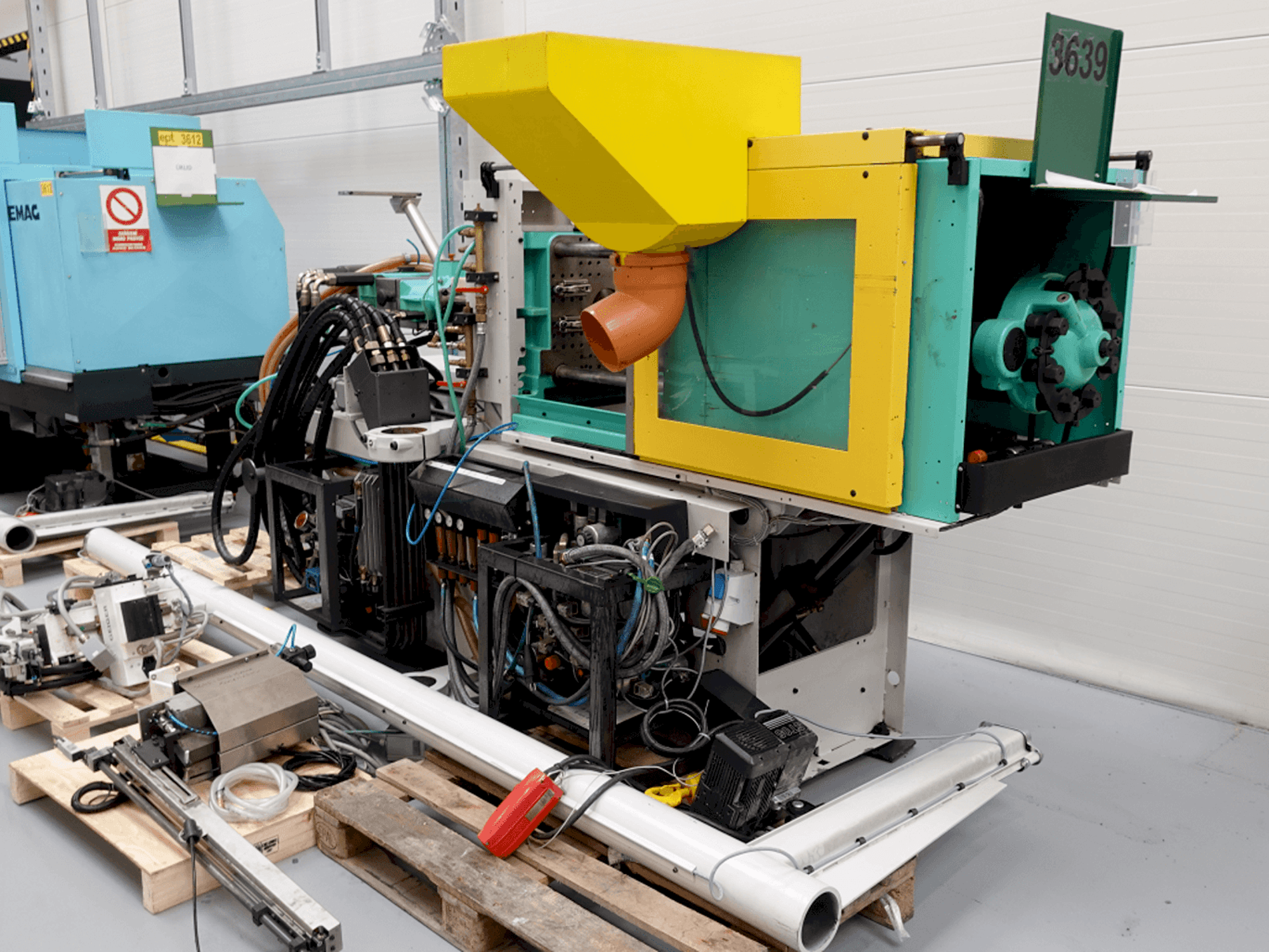 Čelní pohled na Arburg ALLROUNDER 320C–500–100U stroj