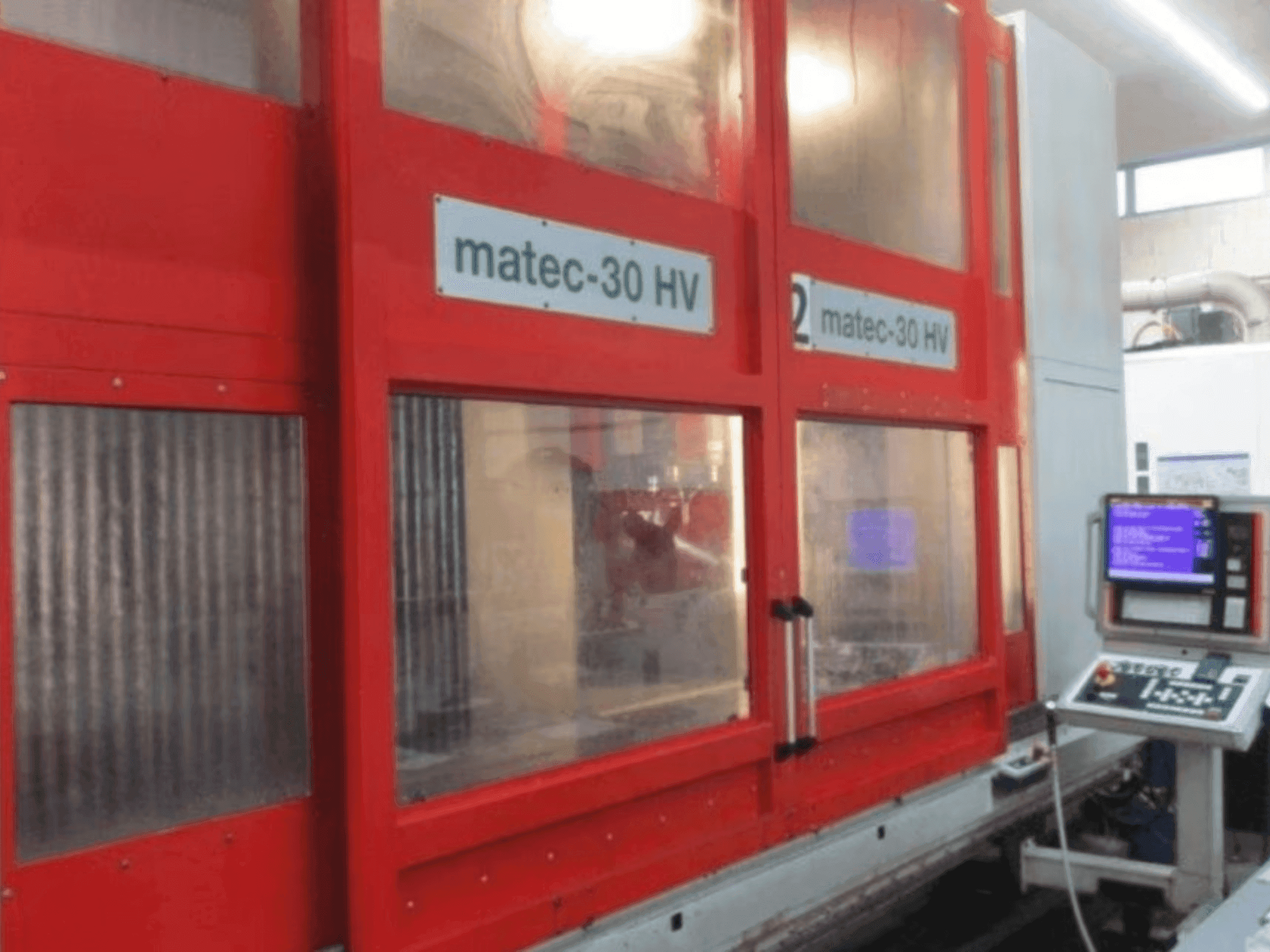 Čelní pohled na Matec 30 HV CNC stroj