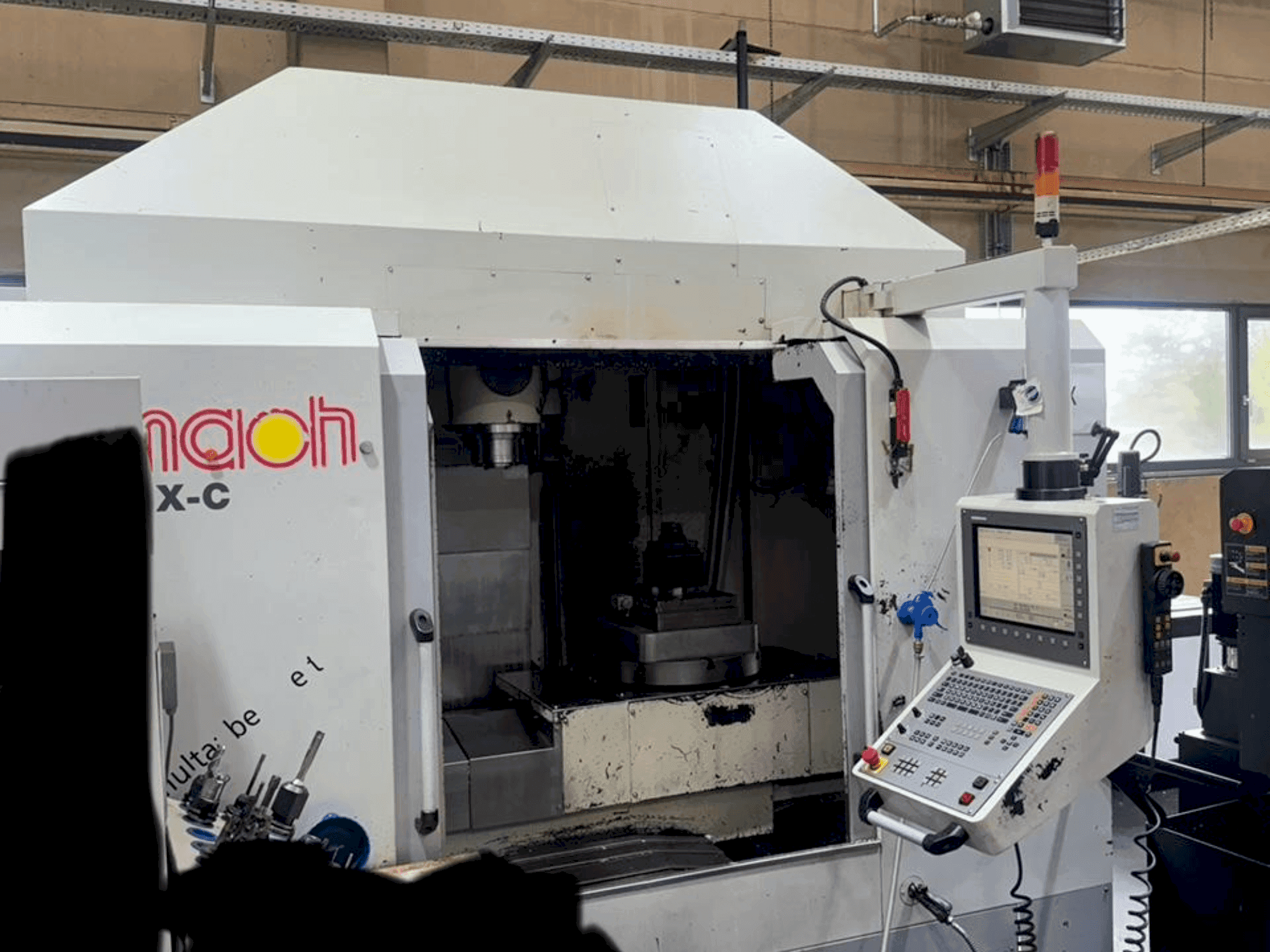Čelní pohled na Eumach HSM-5XC stroj