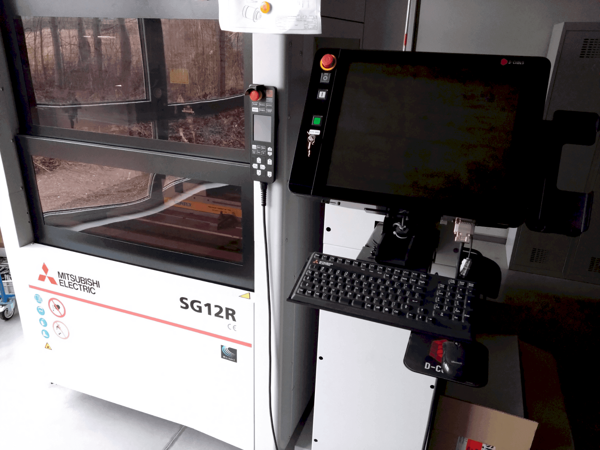 Čelní pohled na Mitsubishi Electric SG12M stroj