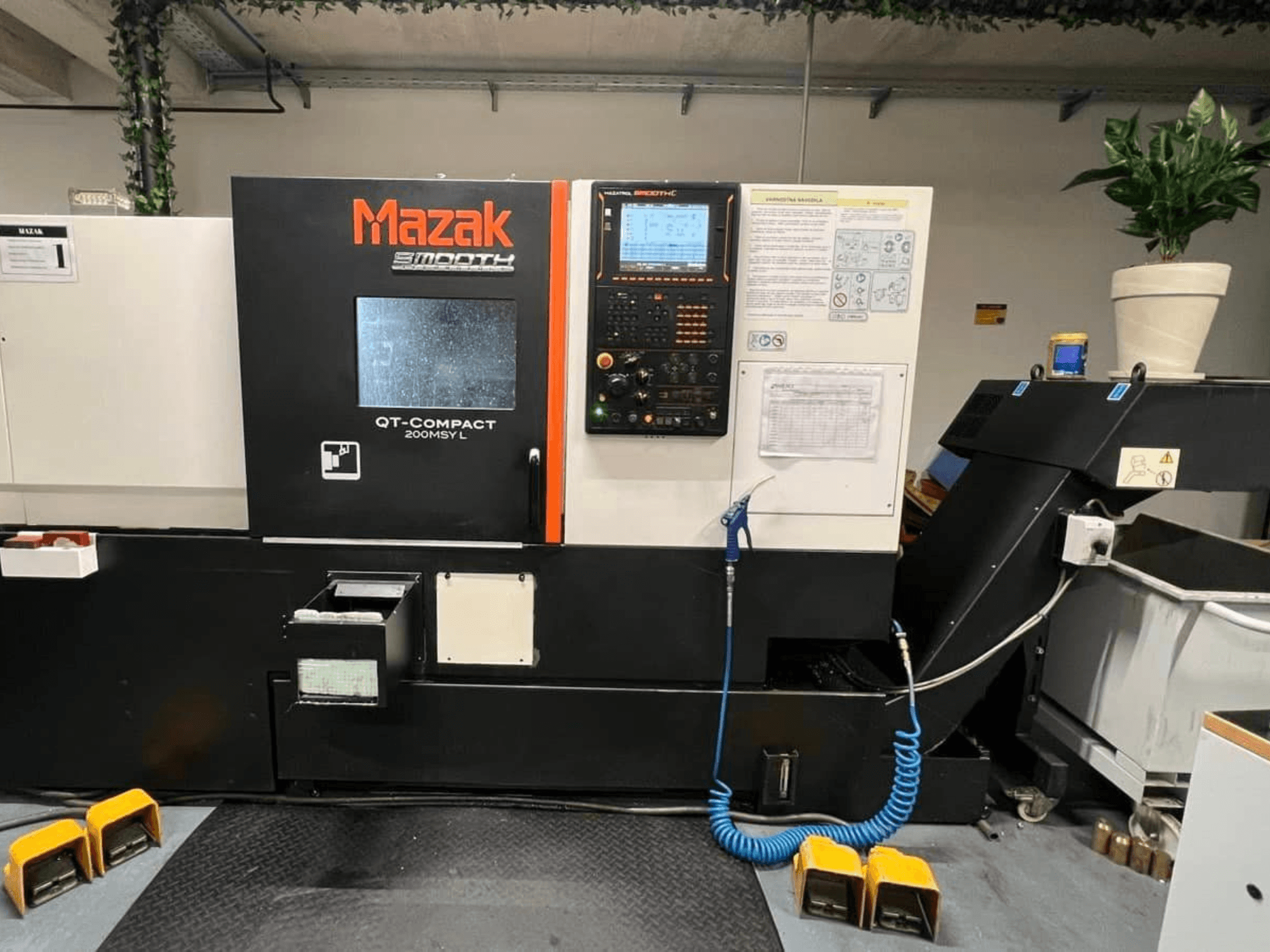 Horizontální soustruh Mazak QUICK TURN COMPACT 200 MSY L, pohled zepředu, s ovládacím panelem a úložným prostorem pro nástroje.